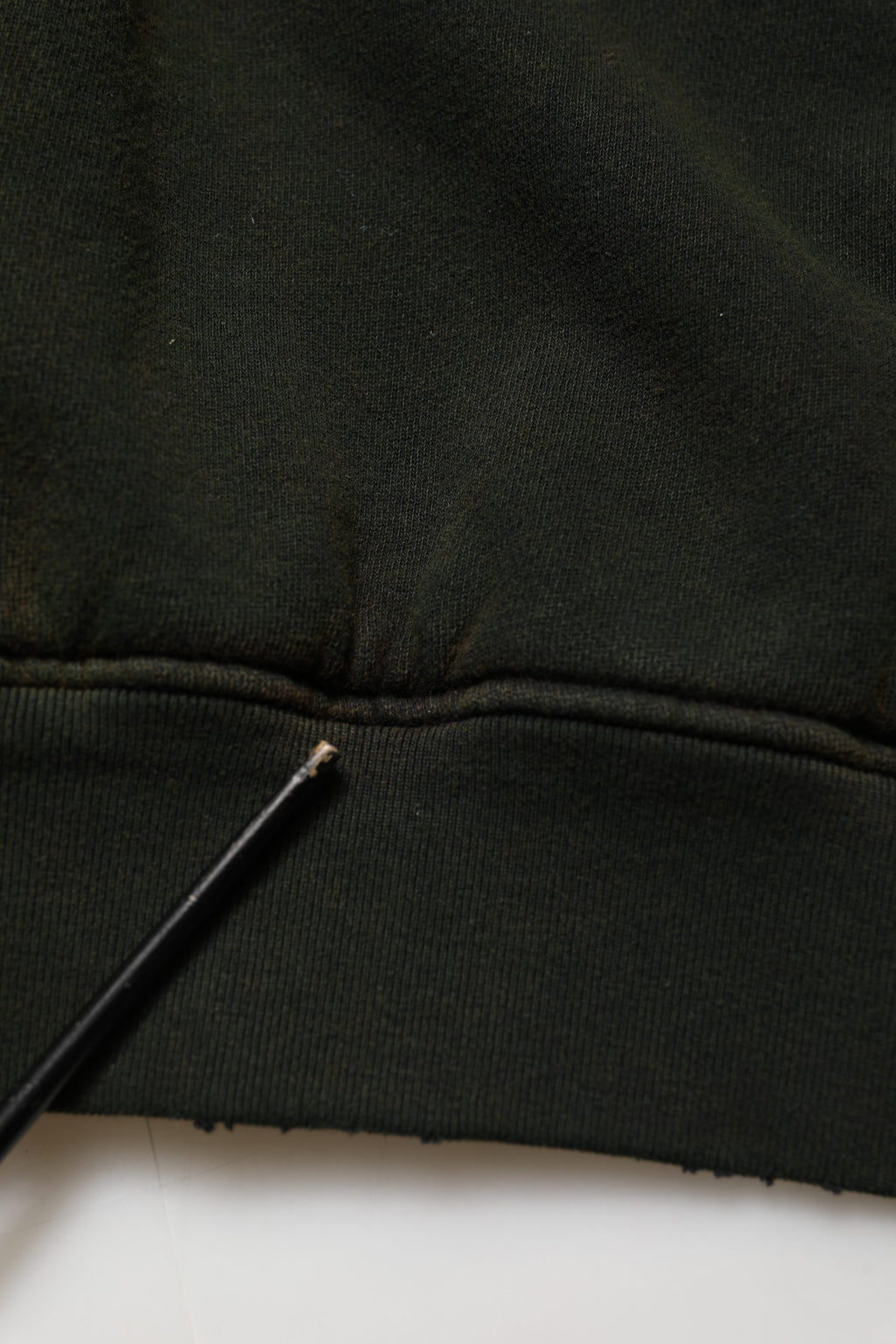 Sweatshirt homme en coton noir de Dolce & Gabbana avec col rond, style décontracté et logo discret visible.