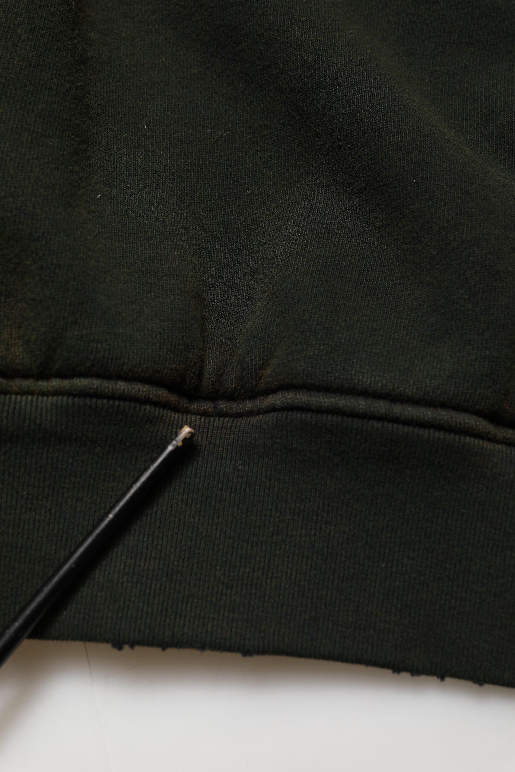Sweatshirt homme en coton noir de Dolce & Gabbana avec col rond, style décontracté et logo discret visible.
