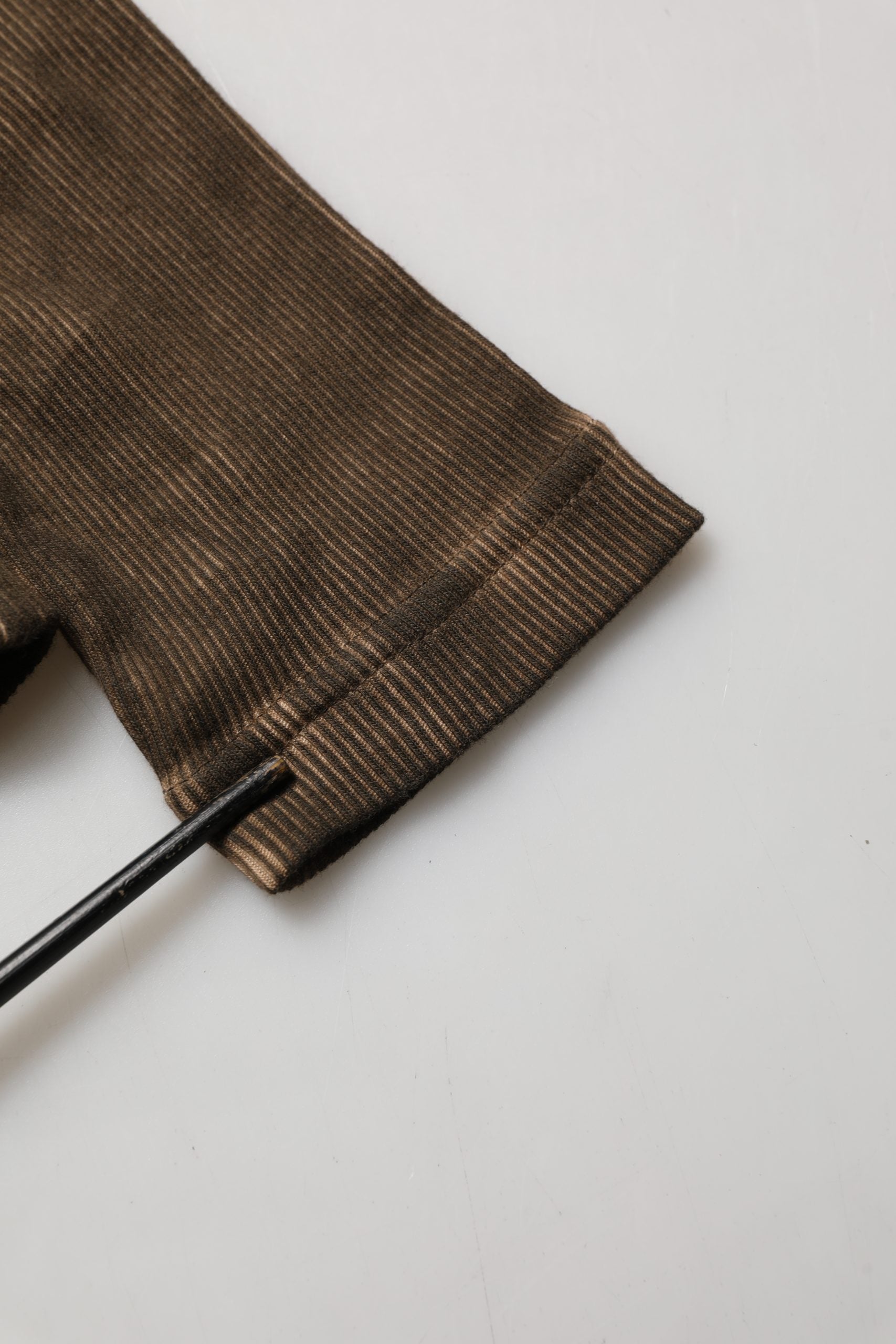 Pull-over en coton marron Dolce & Gabbana avec boutonnière, style henley, à manches longues et coupe classique.