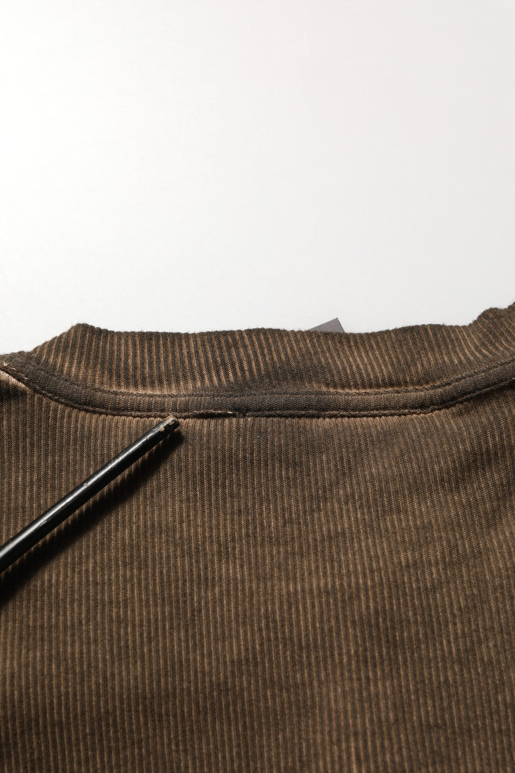 Pull-over marron en coton avec boutons de Dolce & Gabbana, sweat-shirt à col henley pour homme.