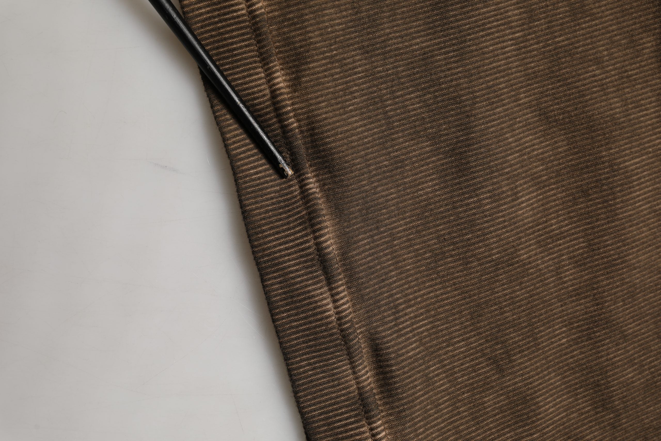 Pull en coton marron Dolce & Gabbana, pull à boutons Henley, style décontracté avec col rond et manches longues.