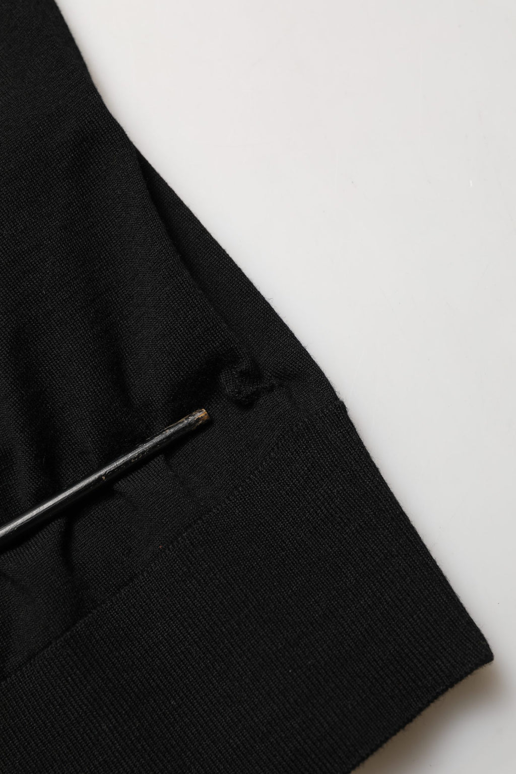 Pull à col rond Dolce & Gabbana noir avec broderies, pull pour homme en laine douce, style élégant et moderne.
