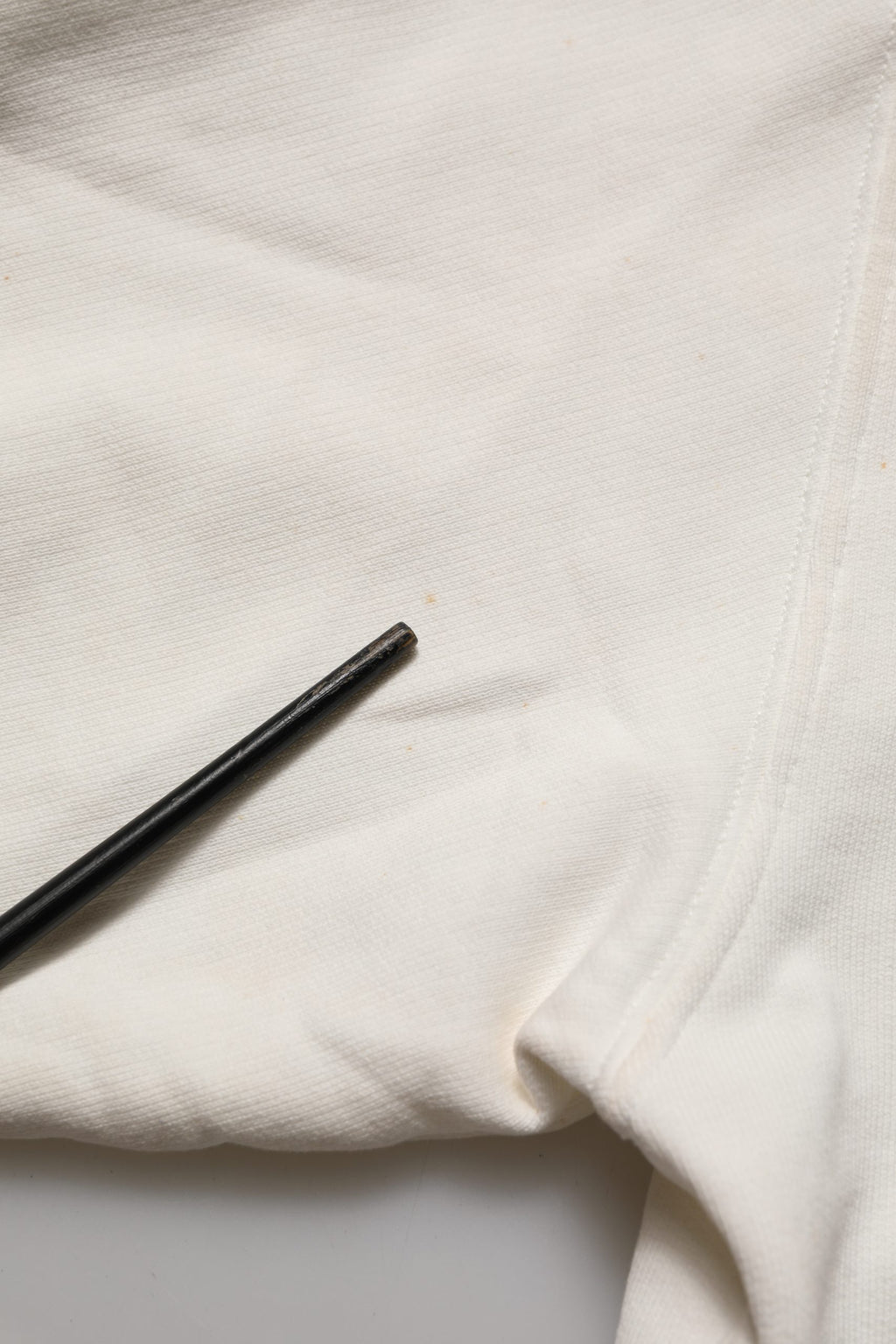 Sweat-shirt blanc Dolce & Gabbana avec logo DG sur le col, en coton, à col rond, style décontracté et moderne.