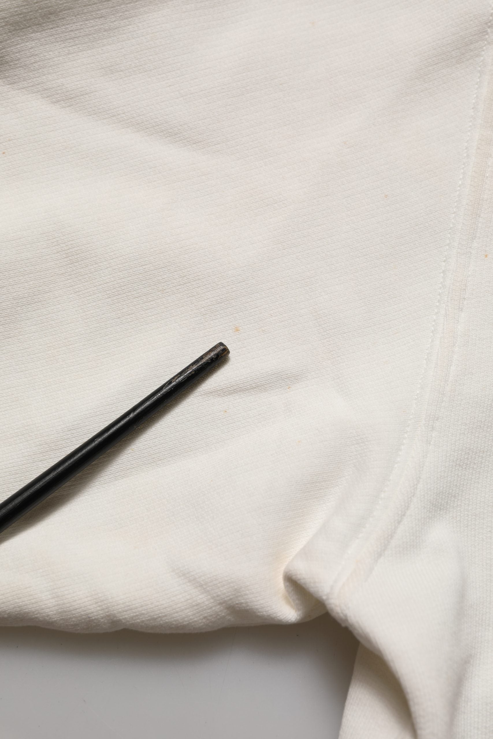 Sweat-shirt blanc Dolce & Gabbana avec logo DG sur le col, en coton, à col rond, style décontracté et moderne.
