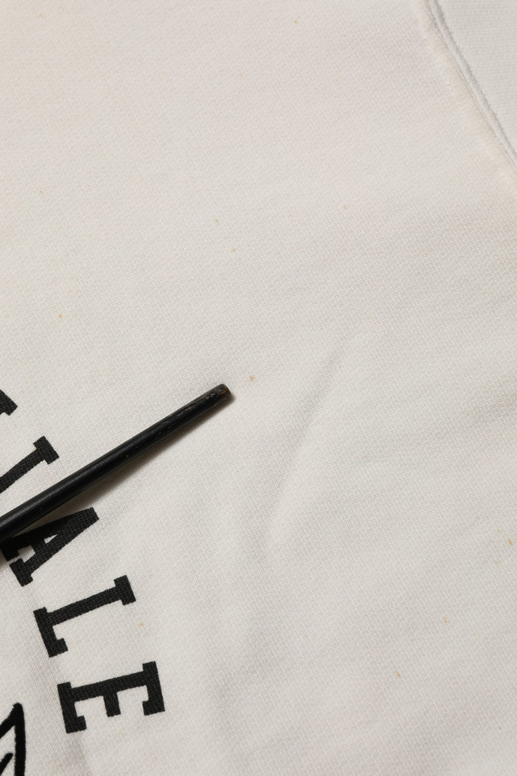 Sweatshirt blanc Dolce & Gabbana avec logo DG, col rond, en coton, mode décontractée et élégante pour hommes.