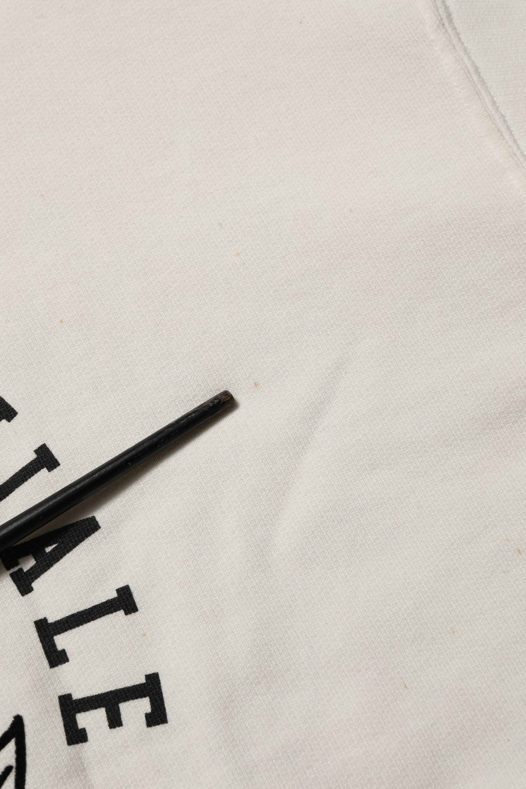 Sweatshirt blanc Dolce & Gabbana avec logo DG, col rond, en coton, mode décontractée et élégante pour hommes.