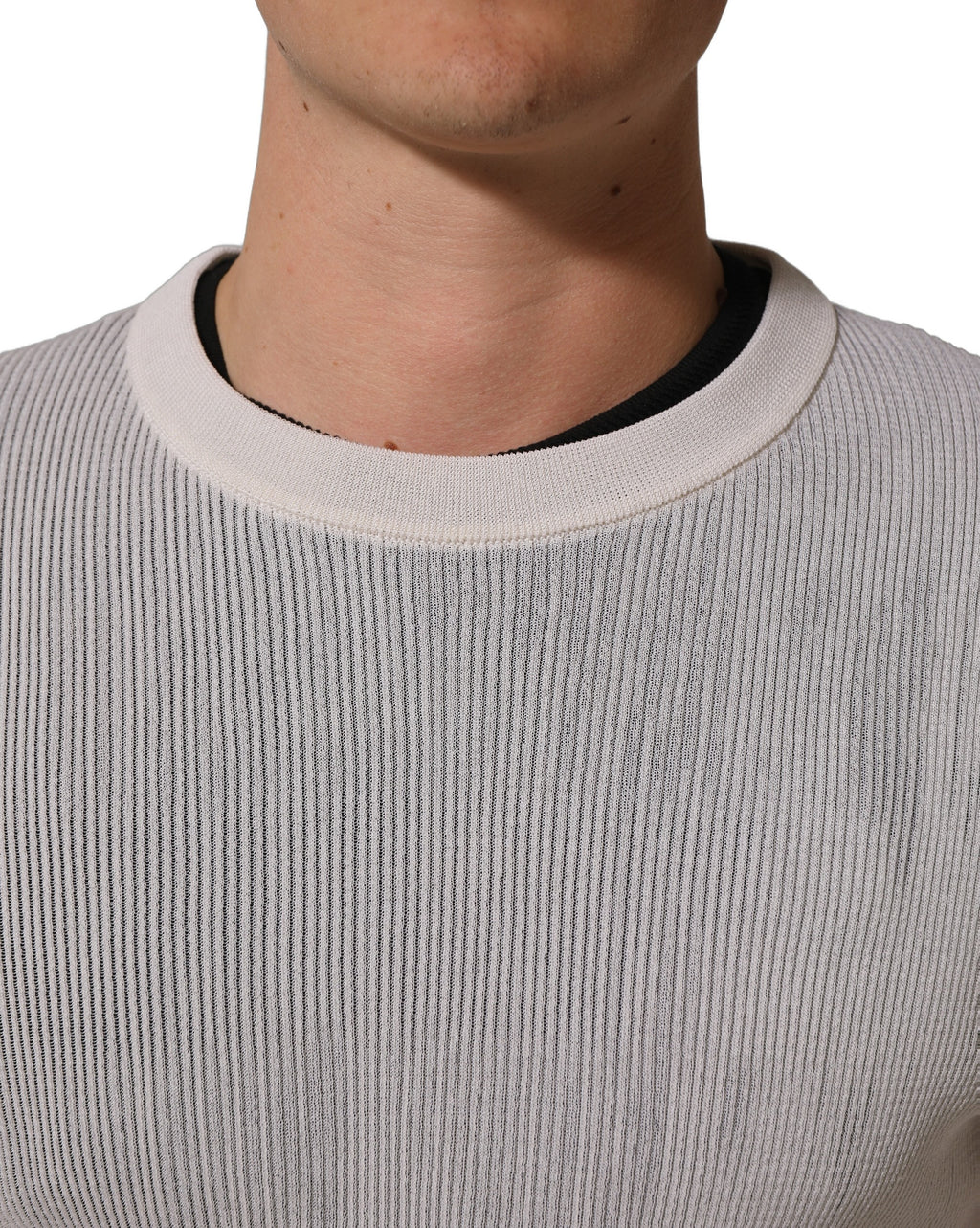 Pull-over homme en soie blanche Dolce & Gabbana avec col rond, image montrant le tissu fluide et la coupe classique.