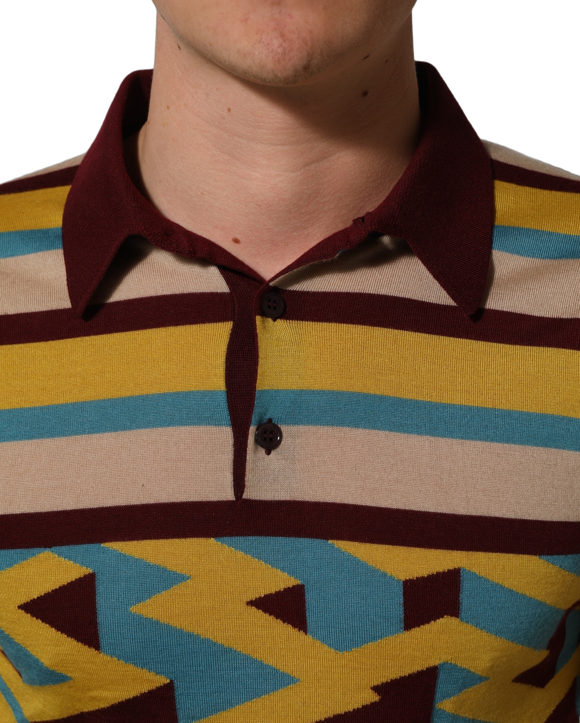 Pull à manches longues Dolce & Gabbana en cachemire multicolore, tricoté, avec motif coloré et texture douce visible.