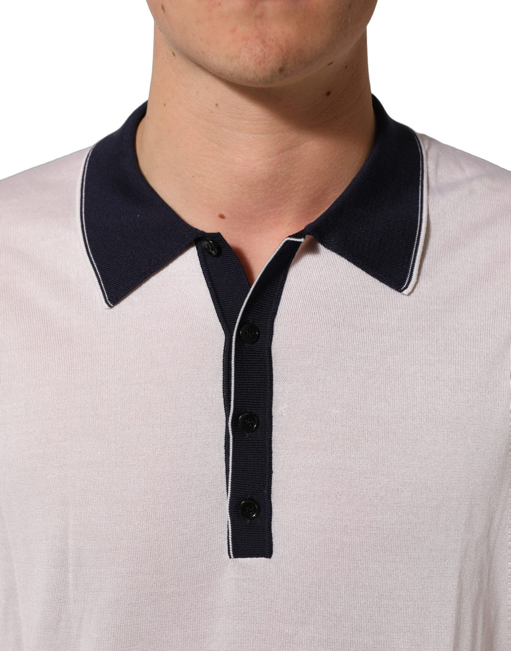 Pull en soie blanc Dolce & Gabbana avec col montant et manches longues, élégant et confortable pour un look sophistiqué.
