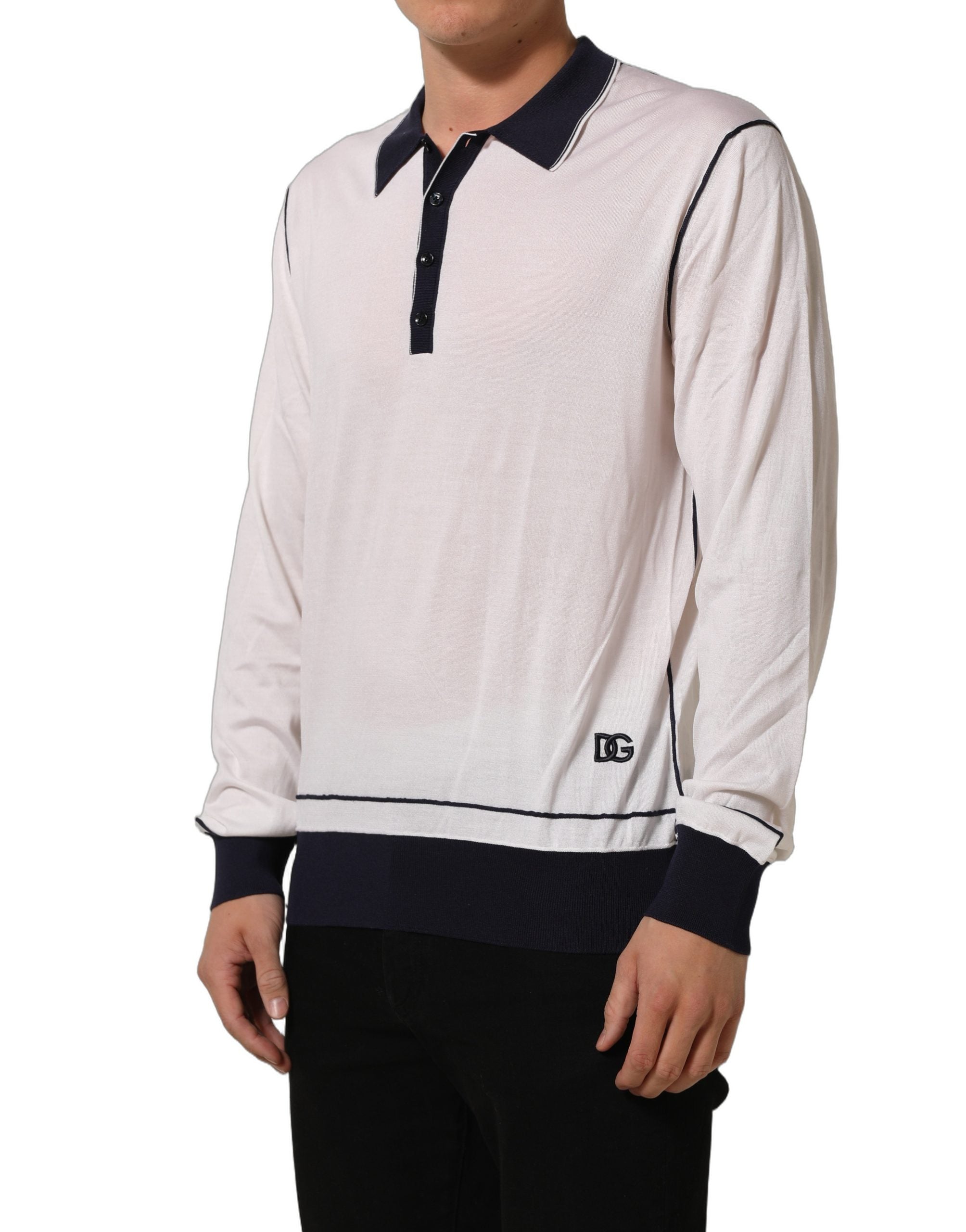 Pull en molleton blanc en soie Dolce & Gabbana avec col à boutonnière, vue de face sur un pull élégant et sophistiqué.