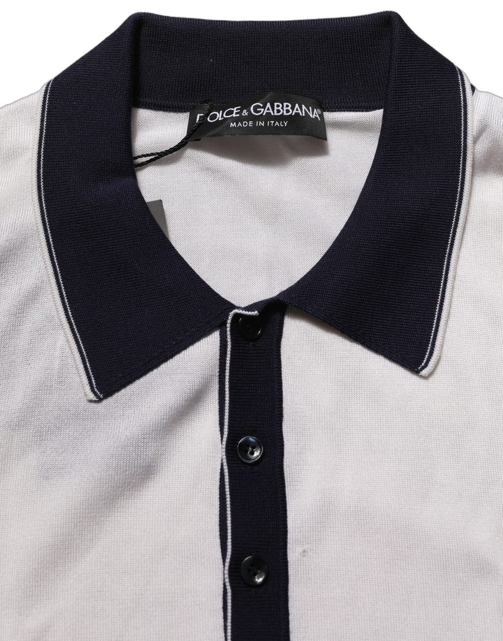Pull-over blanc Dolce & Gabbana en soie avec col Henley, élégant et confortable, visible avec détails du col et texture en soie.