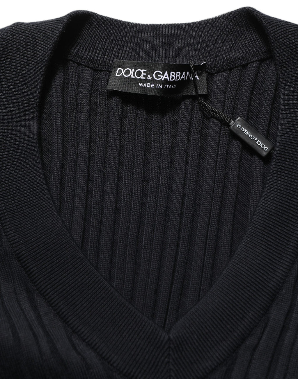 Pull homme Dolce & Gabbana en soie mélangée noir avec col en V, look élégant et confortable, visible en détail.