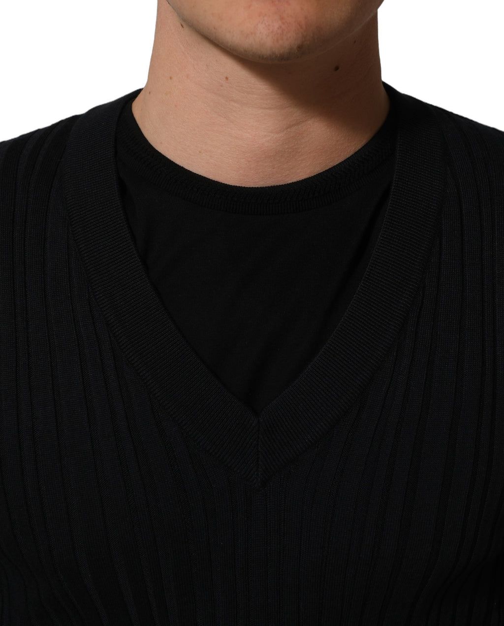 Pull homme Dolce & Gabbana en soie mélangée noire avec col en V, pullover élégant et confortable.