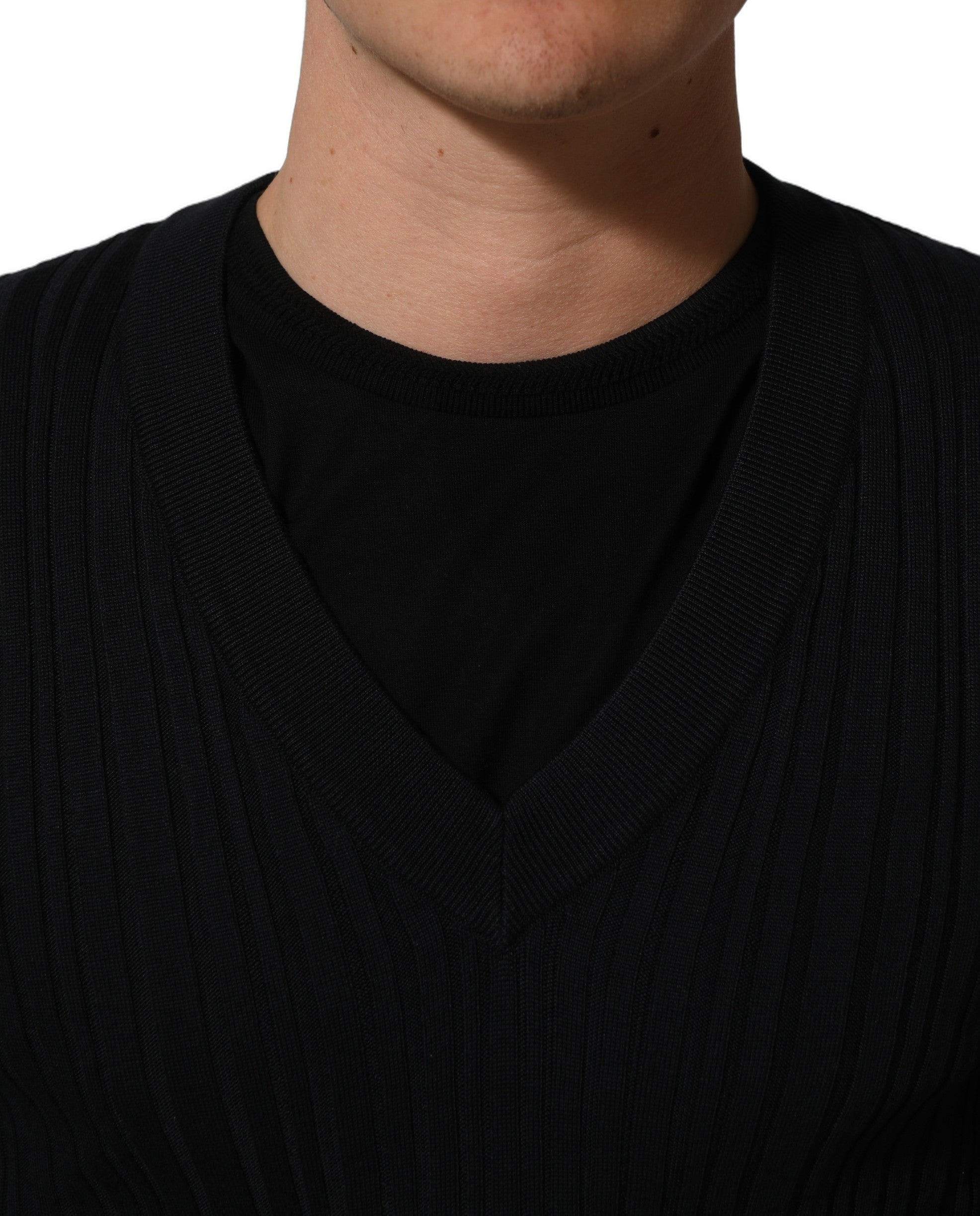 Pull homme Dolce & Gabbana en soie mélangée noire avec col en V, pullover élégant et confortable.