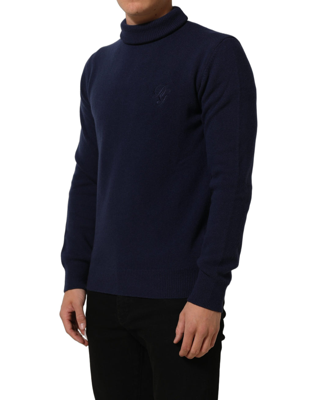 Pull en laine bleue Dolce & Gabbana avec col roulé, coupe confortable et élégante, porté sur un modèle.