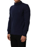 Pull en laine bleue Dolce & Gabbana avec col roulé, coupe confortable et élégante, porté sur un modèle.