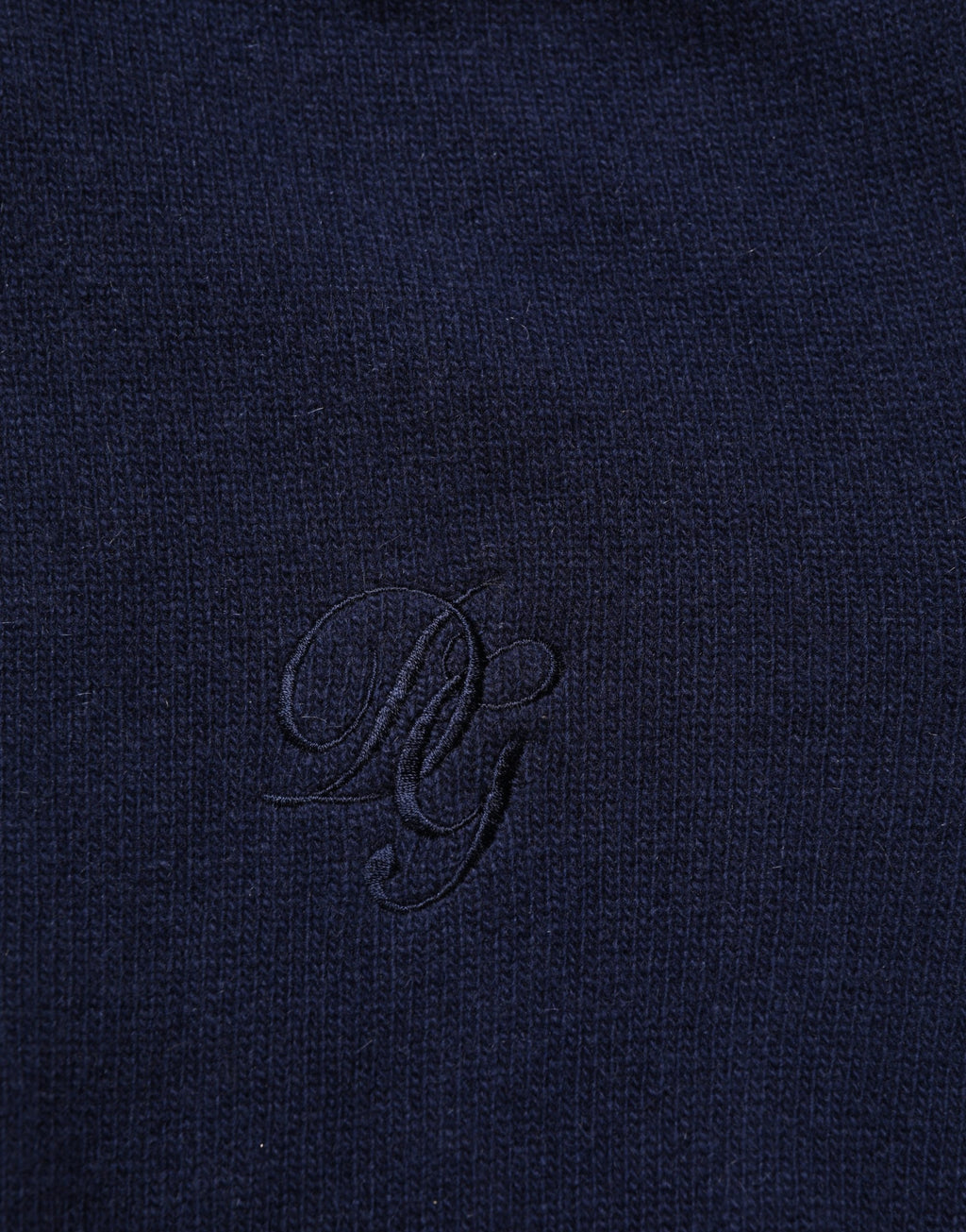 Pull en laine bleue Dolce & Gabbana à col roulé, doux et chaud, avec un tricot fin et une coupe classique visible sur l'image.