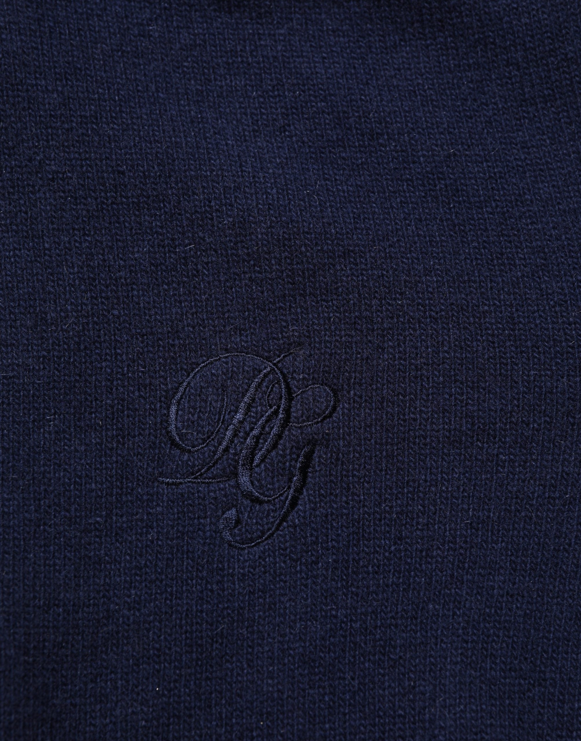 Pull en laine bleue Dolce & Gabbana à col roulé, doux et chaud, avec un tricot fin et une coupe classique visible sur l'image.