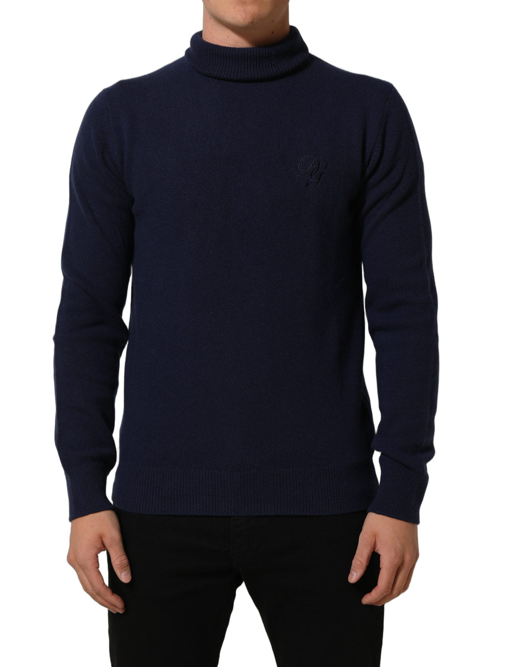 Pull en laine bleu Dolce & Gabbana à col roulé, texture douce et tricotée, porté par un mannequin.