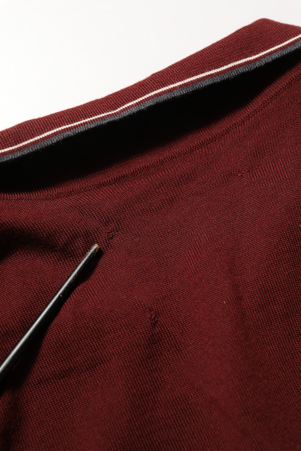 Pull en laine bordeaux Dolce & Gabbana, pull-over Henley élégant avec col boutonné et texture tricotée.