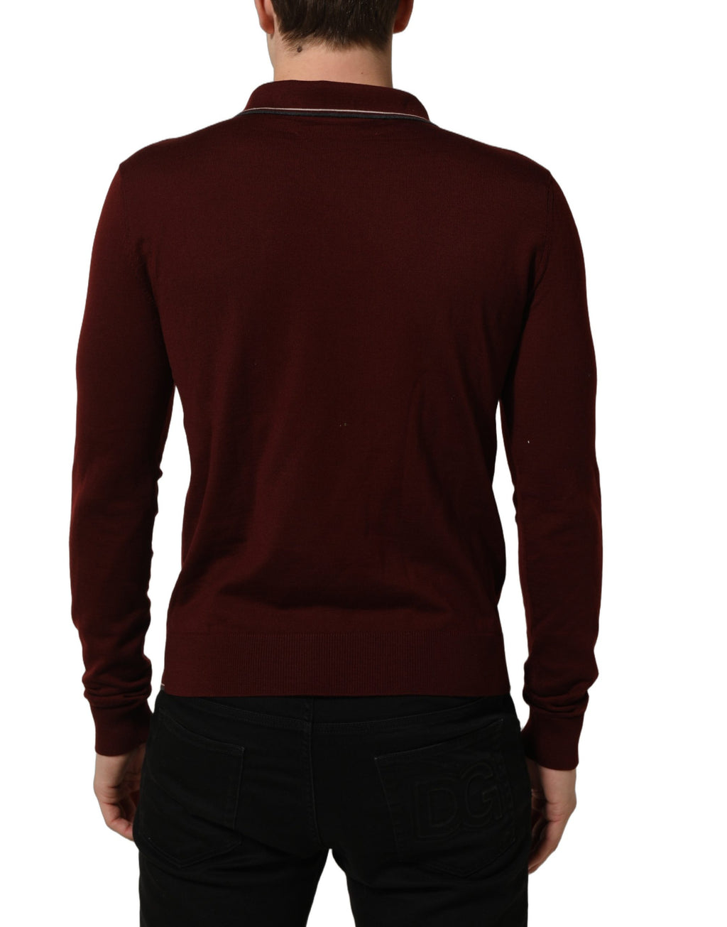 Pull en laine bordeaux Dolce & Gabbana, pull à col henley, doux et chaud, porté sur un mannequin.