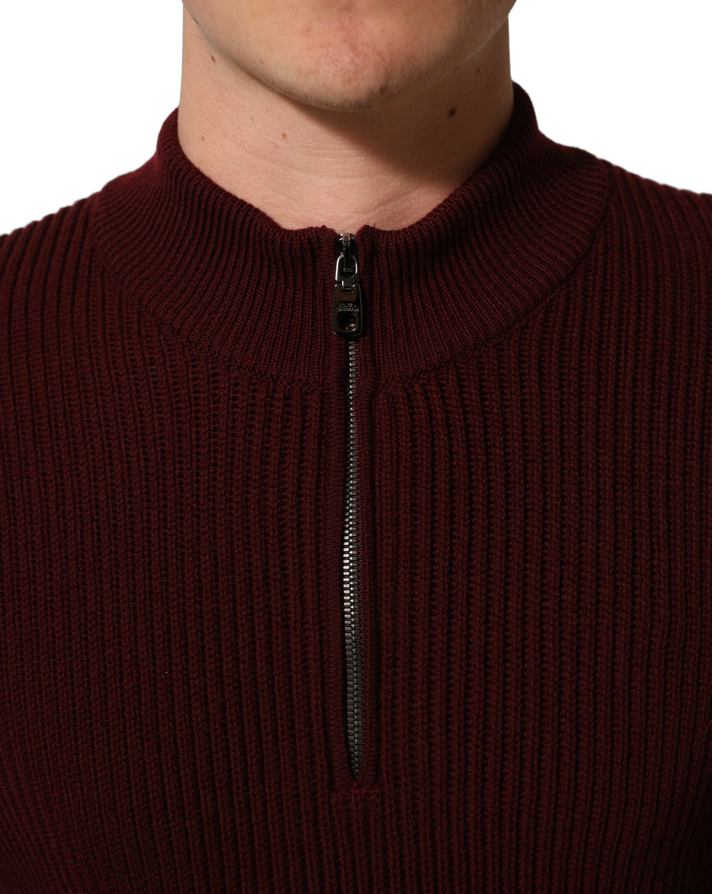 Pull homme Dolce & Gabbana en laine bourgogne avec col half-zip, élégant et confortable, visible dans l'image.