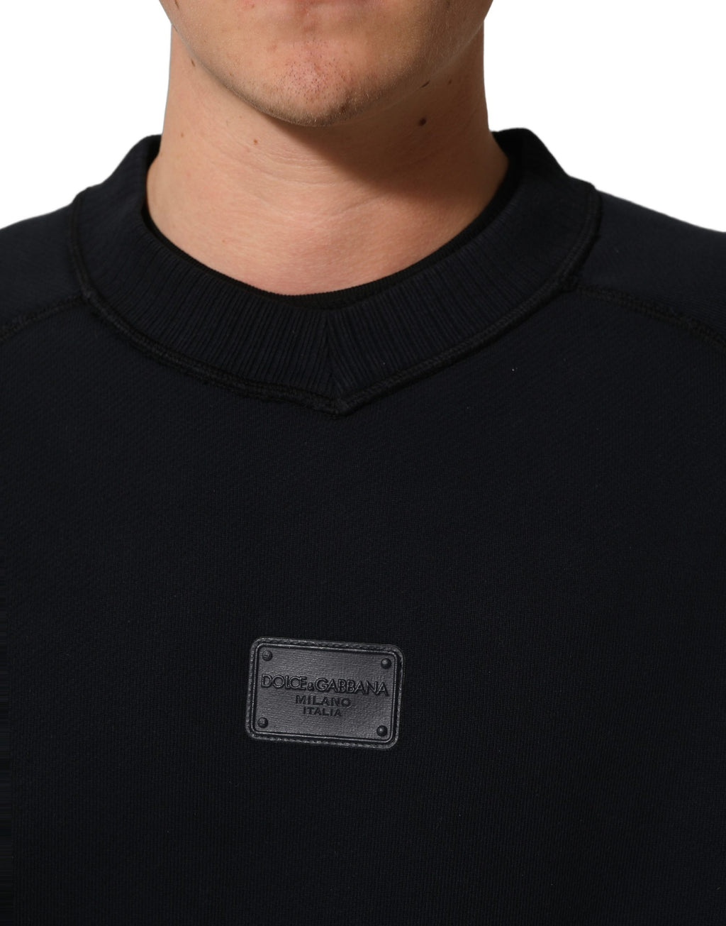 Pull à col rond en coton noir Dolce & Gabbana avec logo en plaque, style décontracté et élégant.
