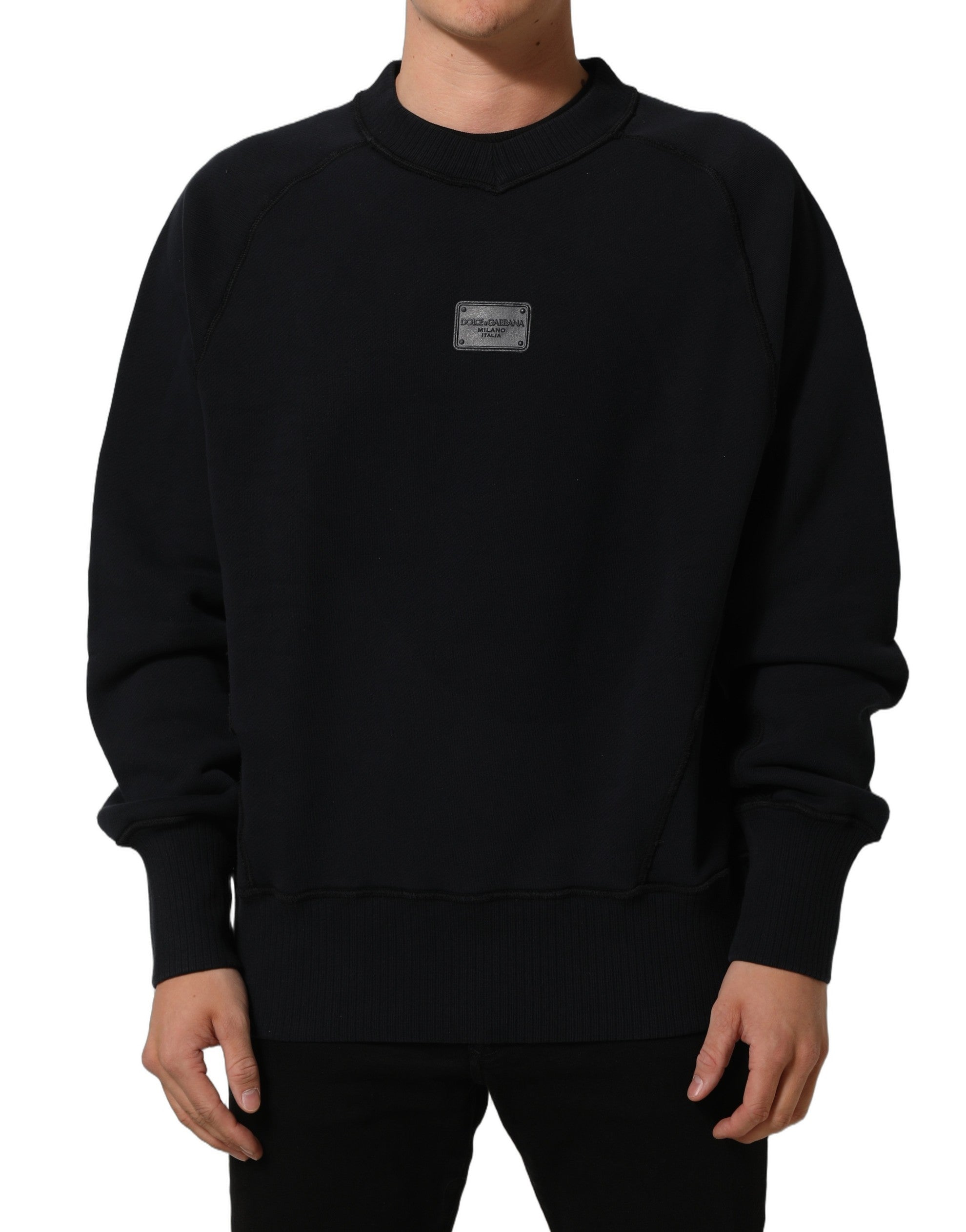 Pull à col ras du cou Dolce & Gabbana en coton noir avec plaque logo, style décontracté et moderne.
