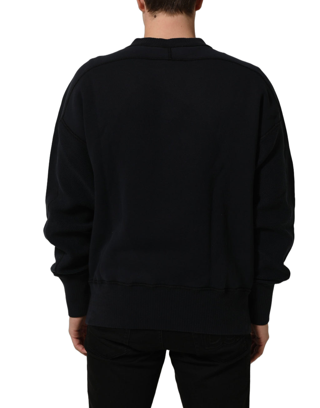 Pull à manches longues Dolce & Gabbana en coton noir avec logo en plaque, col rond, style décontracté et élégant.