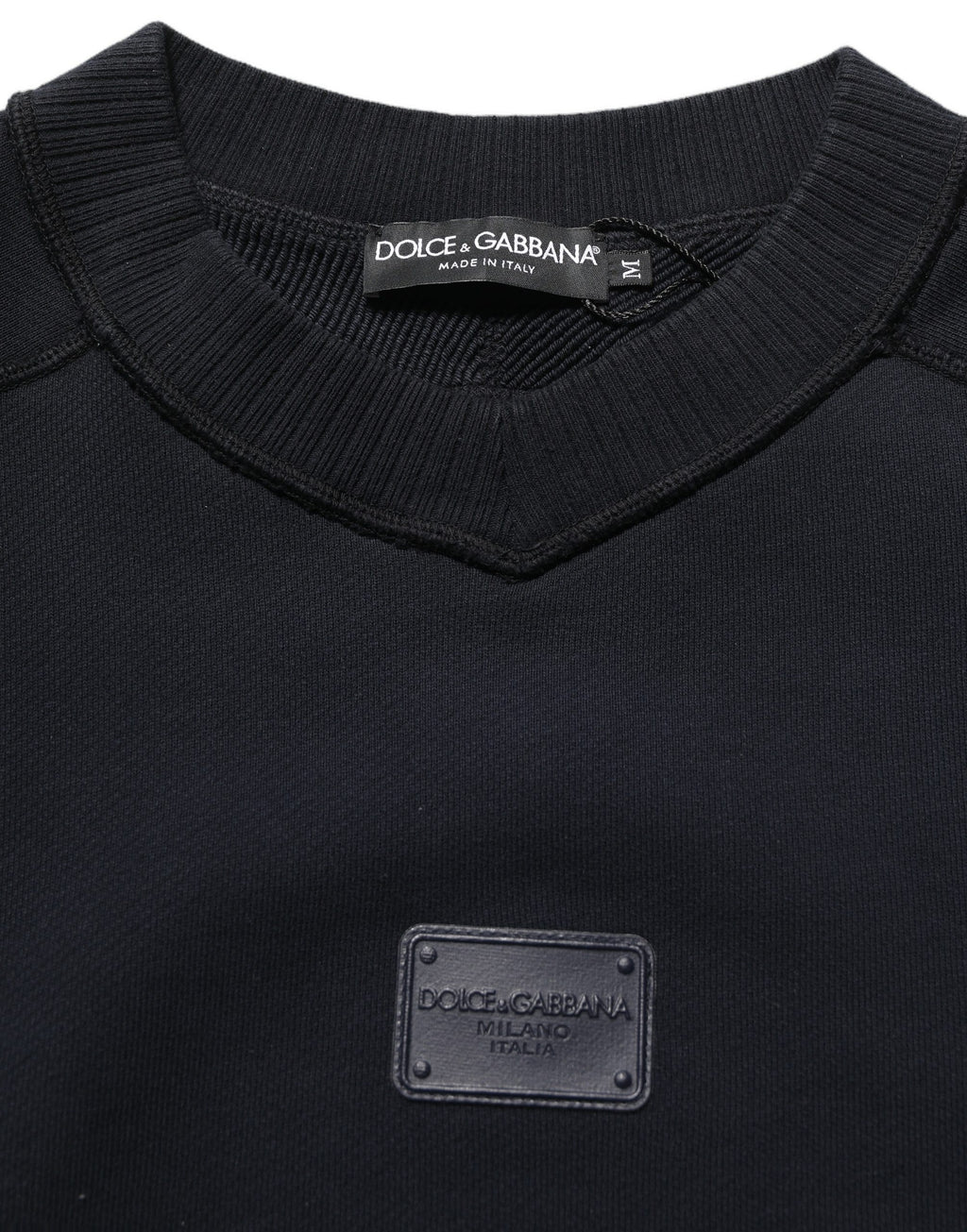 Pull en coton noir Dolce & Gabbana avec plaque logo, col rond, look décontracté et élégant.