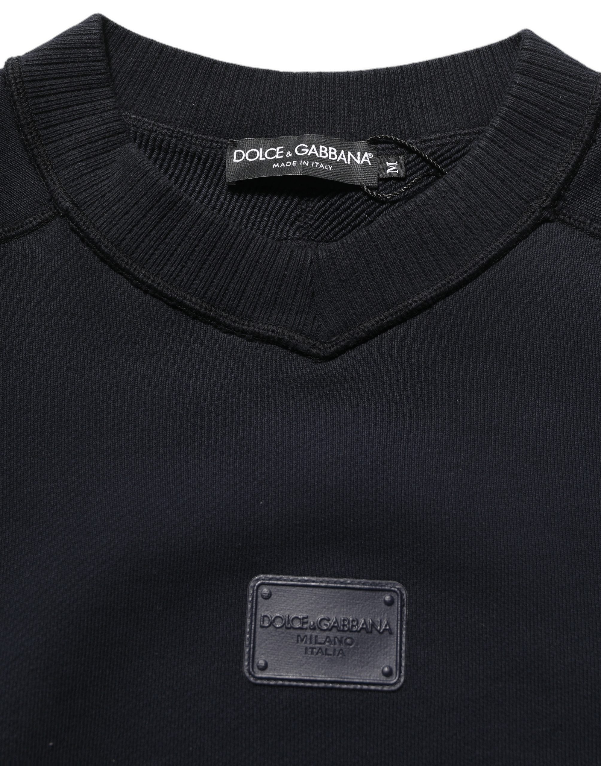 Pull en coton noir Dolce & Gabbana avec plaque logo, col rond, look décontracté et élégant.