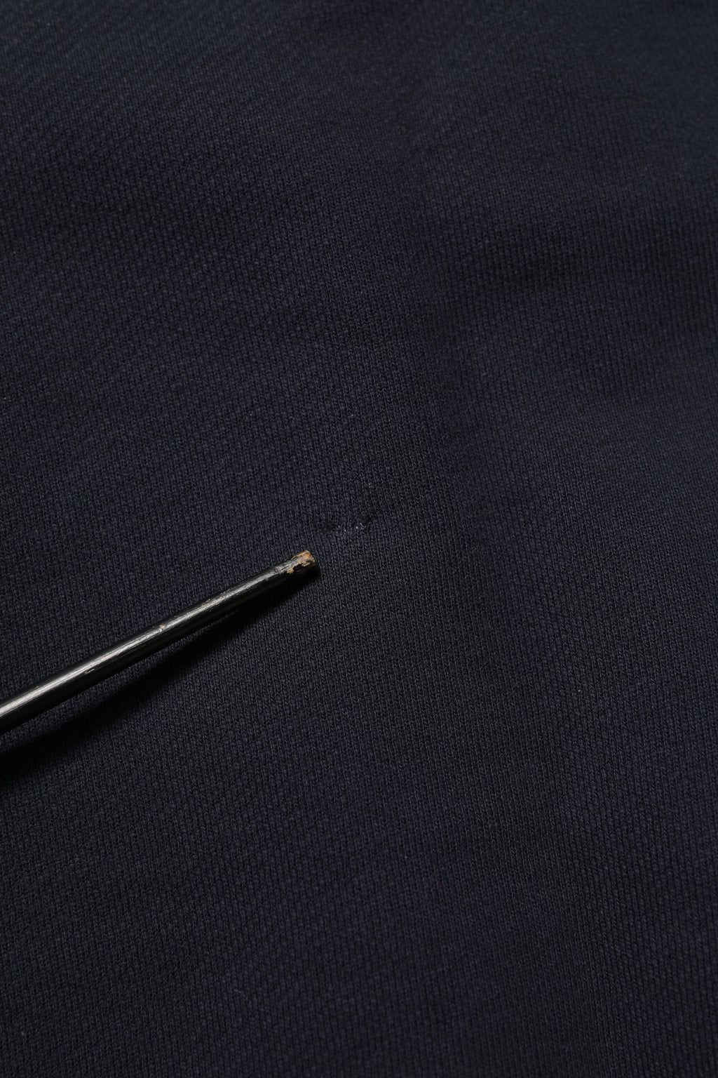 Pull en coton noir Dolce & Gabbana avec plaque logo, col rond et style décontracté visible sur l'image.