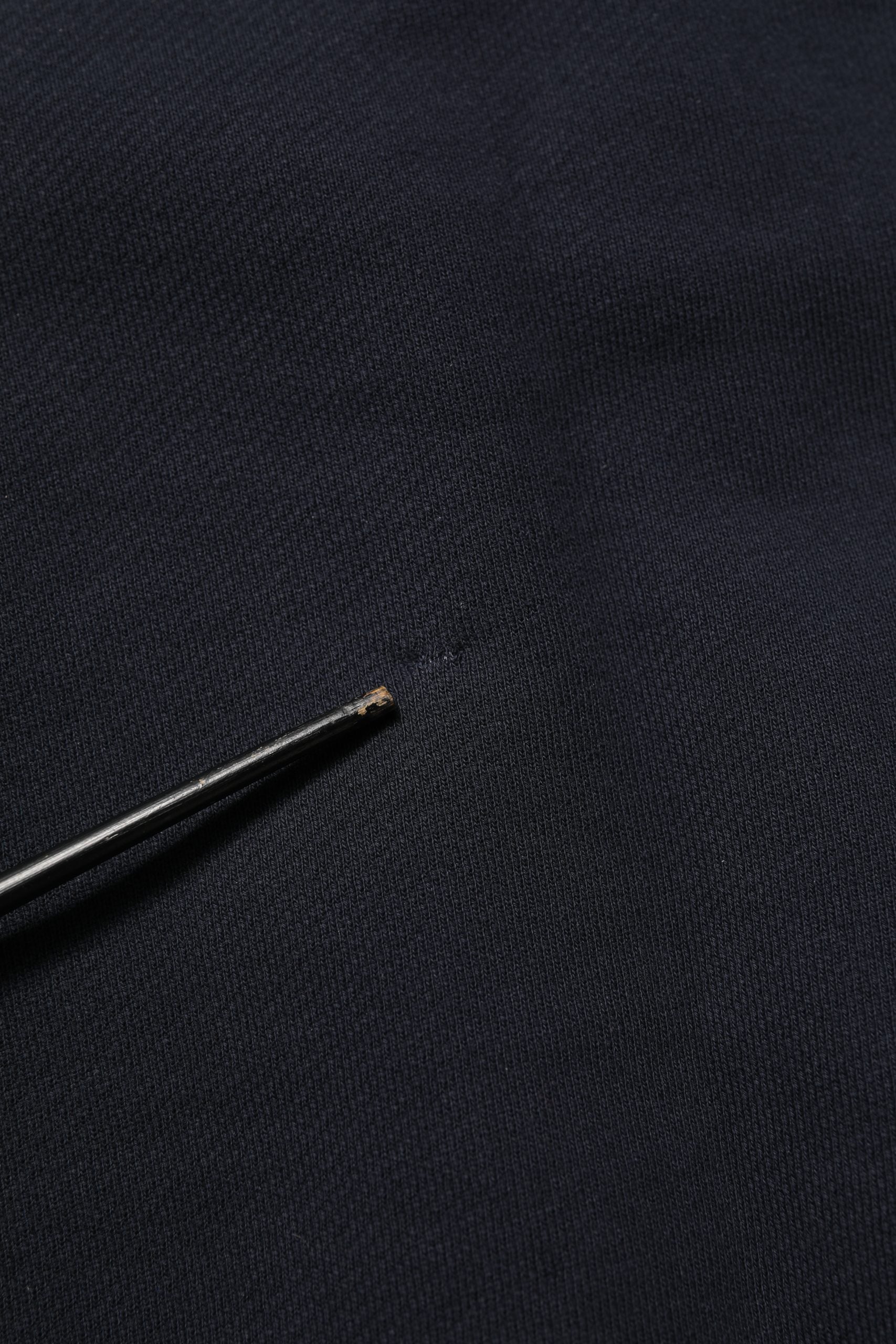 Pull en coton noir Dolce & Gabbana avec plaque logo, col rond et style décontracté visible sur l'image.