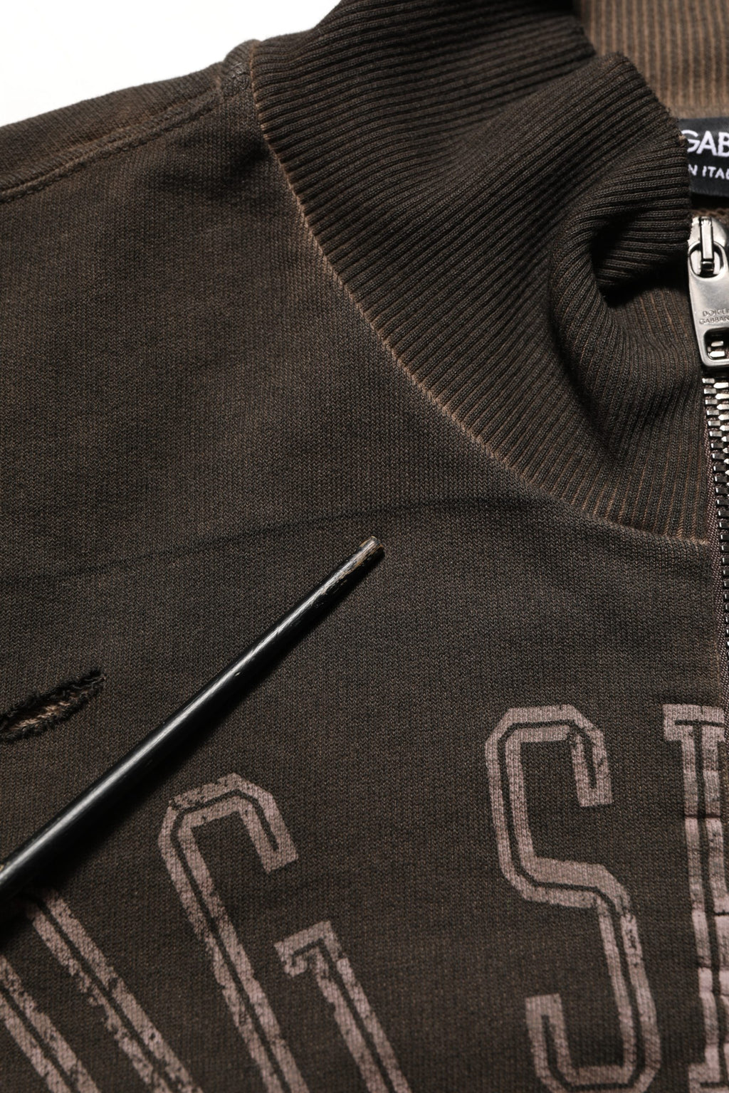 Sweatshirt zip complet Dolce & Gabbana marron avec logo imprimé, à manches longues, tissu doux et confortable.