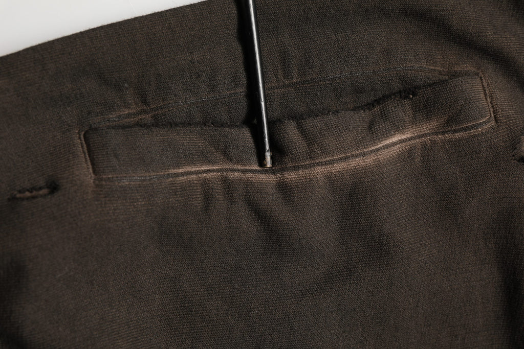 Sweat-shirt Dolce & Gabbana marron avec logo imprimé, zip complet, en coton, porté sur un mannequin.