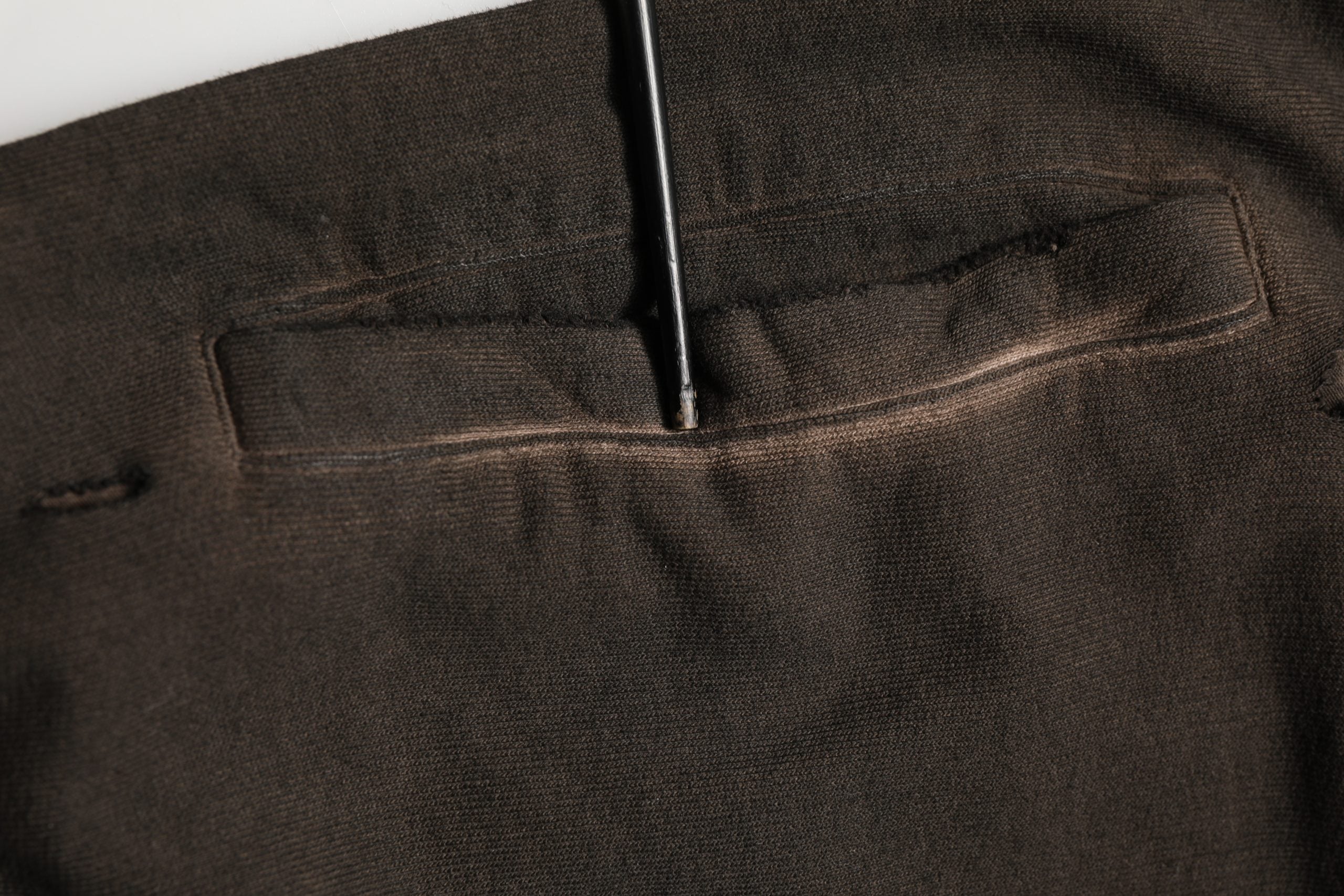 Sweat-shirt Dolce & Gabbana marron avec logo imprimé, zip complet, en coton, porté sur un mannequin.