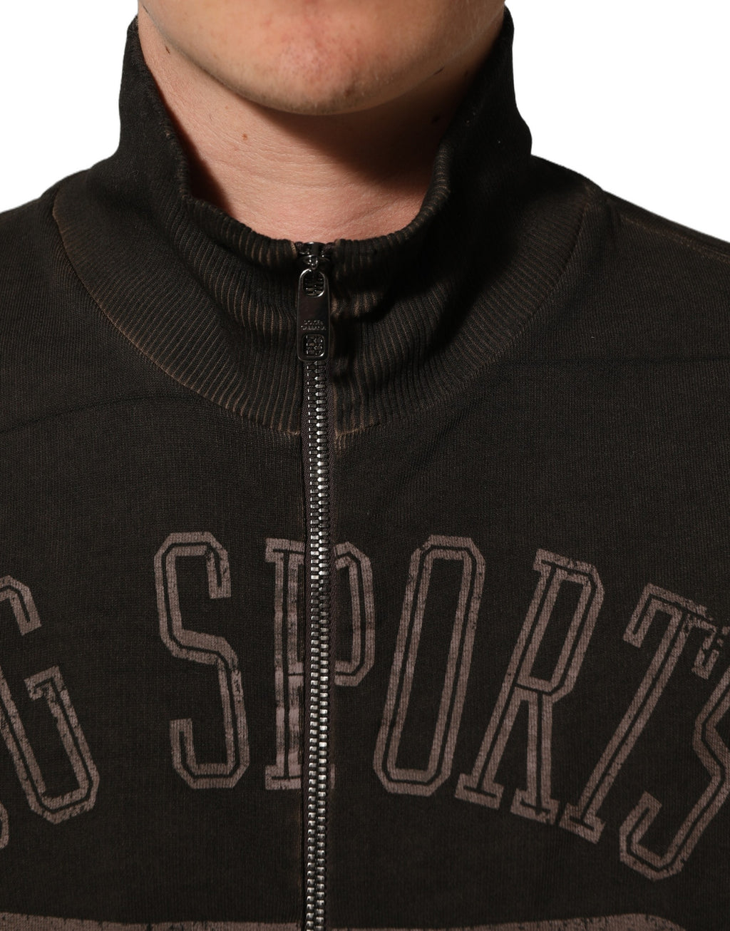 Sweatshirt Dolce & Gabbana marron avec logo imprimé, fermeture éclair intégrale, confection décontractée et style tendance.