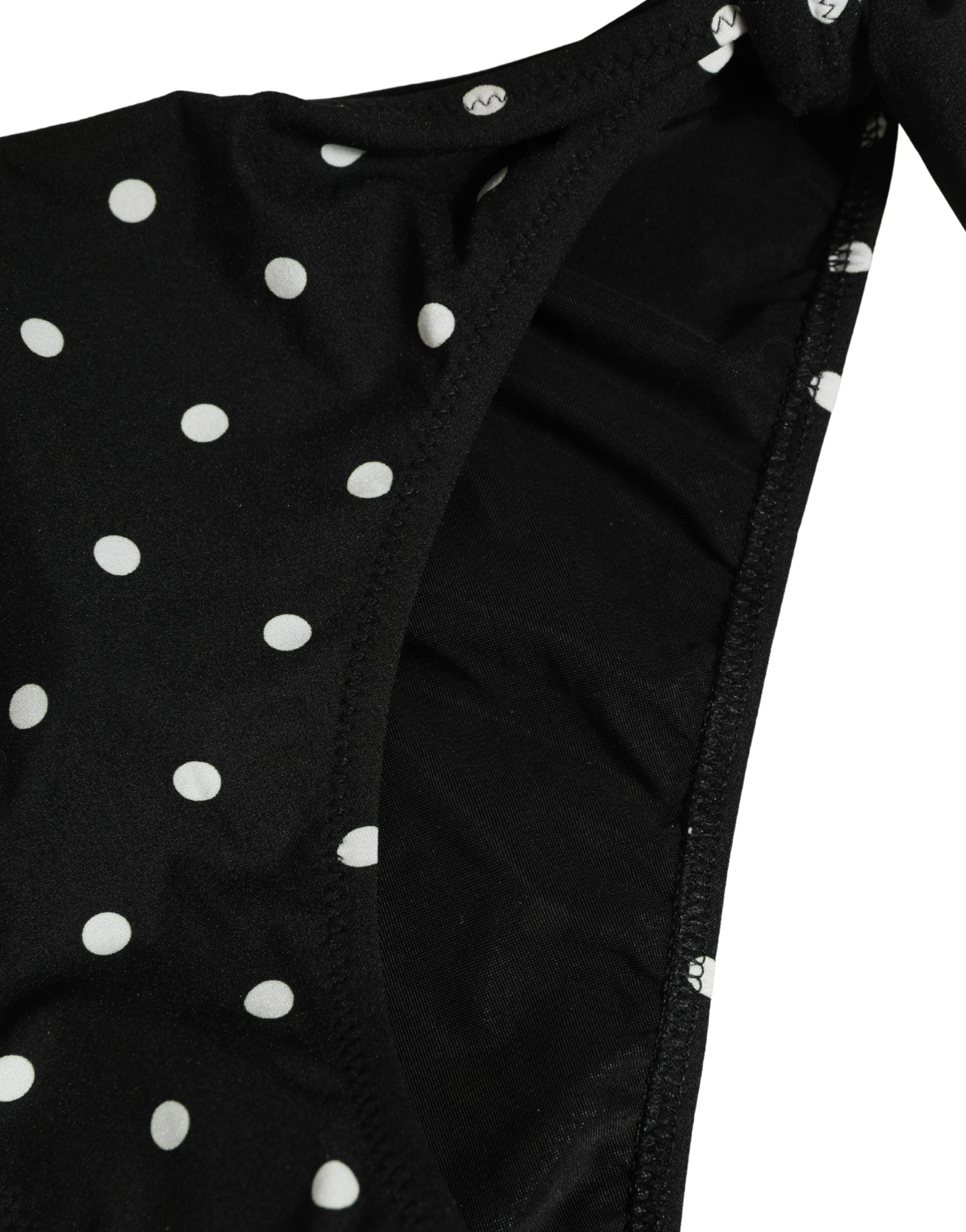 Bas de maillot de bain Dolce & Gabbana à pois noirs, maillot de plage élégant, vue sur le produit porté.
