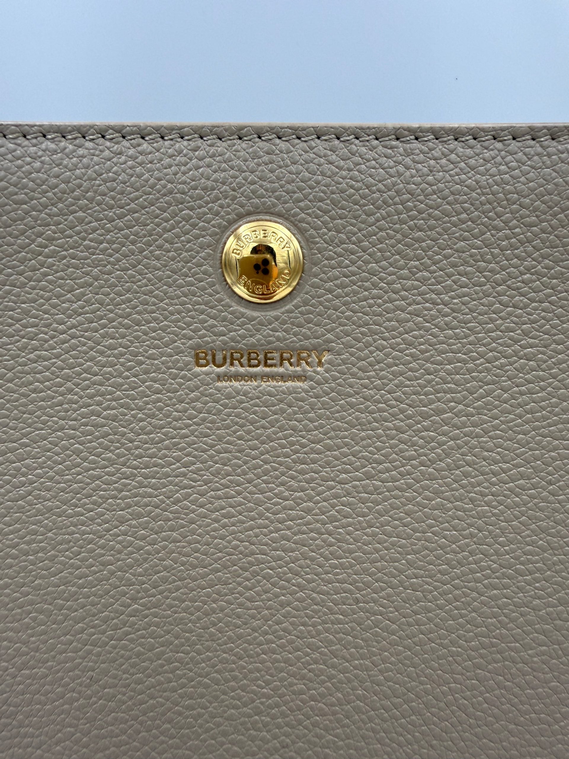 Sac tote Burberry BURBERRY TITLE BAG en toile avec motif à carreaux, poignées en cuir et logo emblématique.