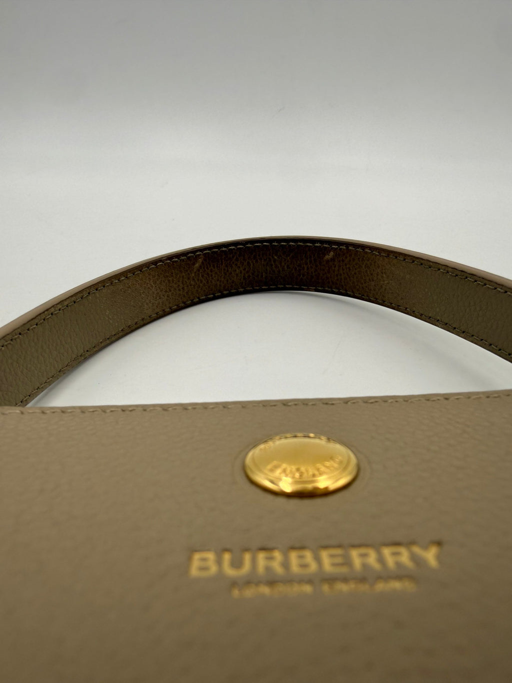 Sac tote Burberry BURBERRY TITLE BAG en tissu avec logo emblématique, porté par une personne, fond neutre.