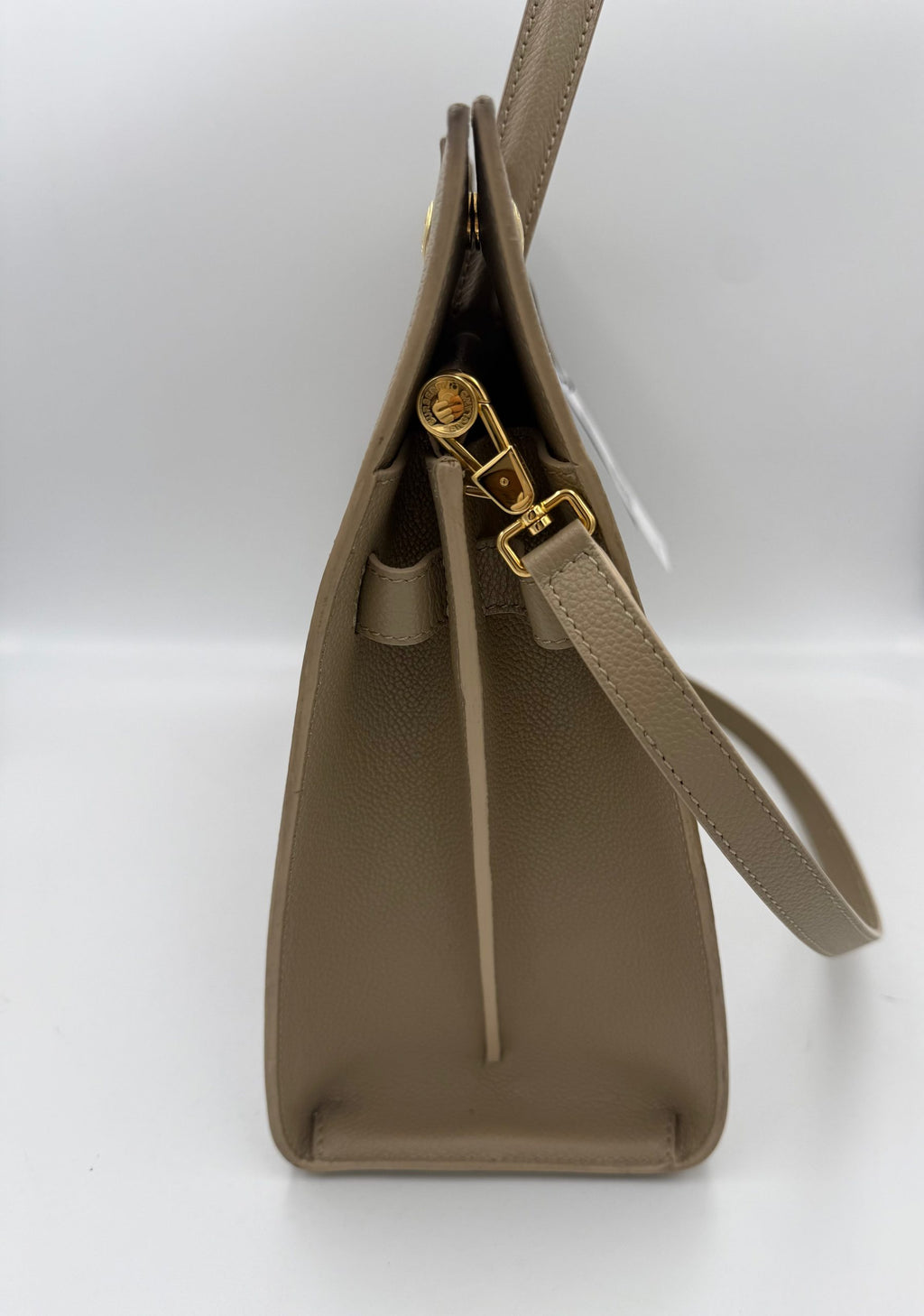 Sac tote Burberry BURBERRY TITLE BAG en toile à carreaux emblématique avec détails en cuir, vue de face.