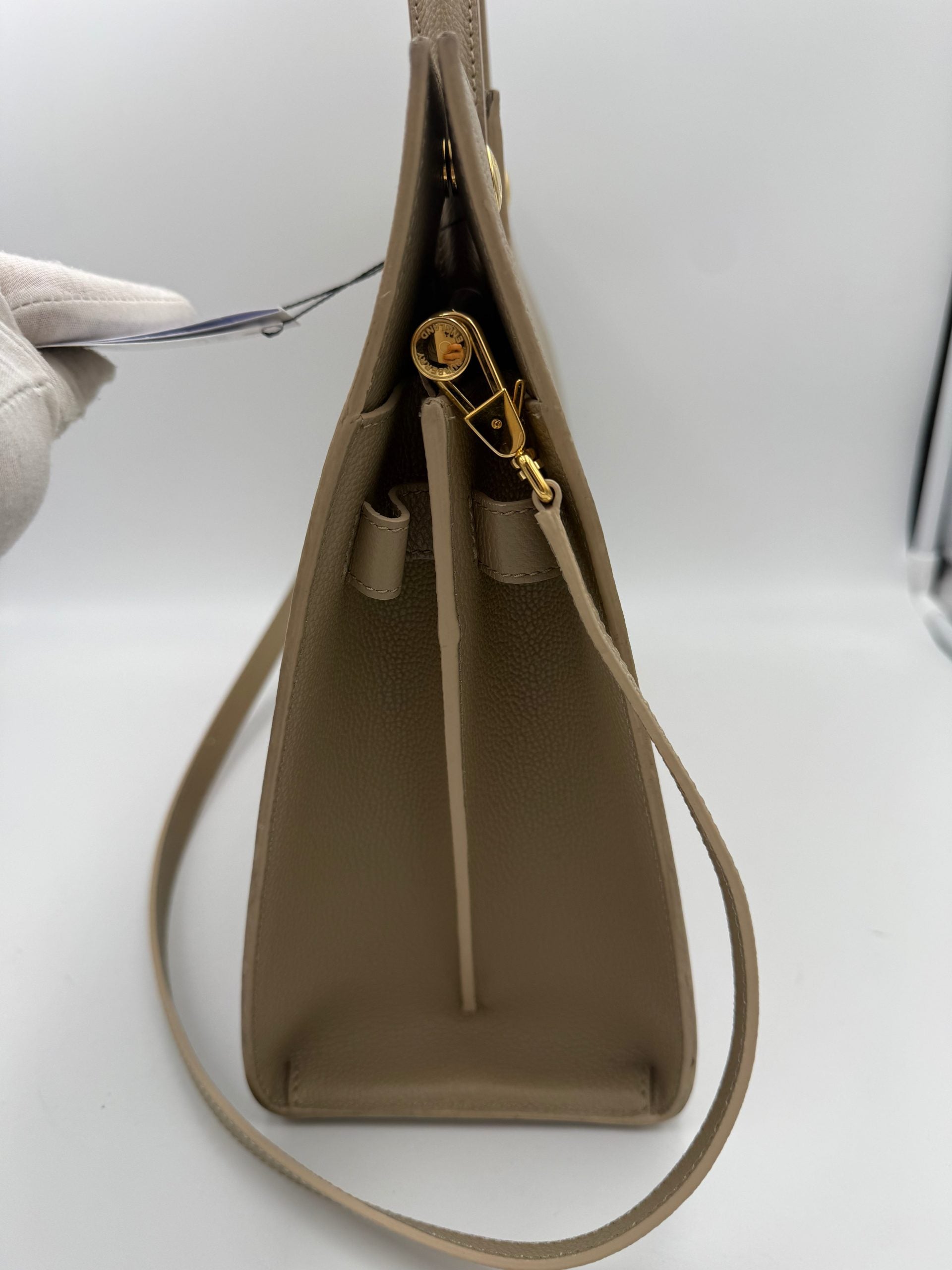 Sac tote Burberry BURBERRY TITLE BAG en toile avec logo emblématique, poignée en cuir et détails élégants.