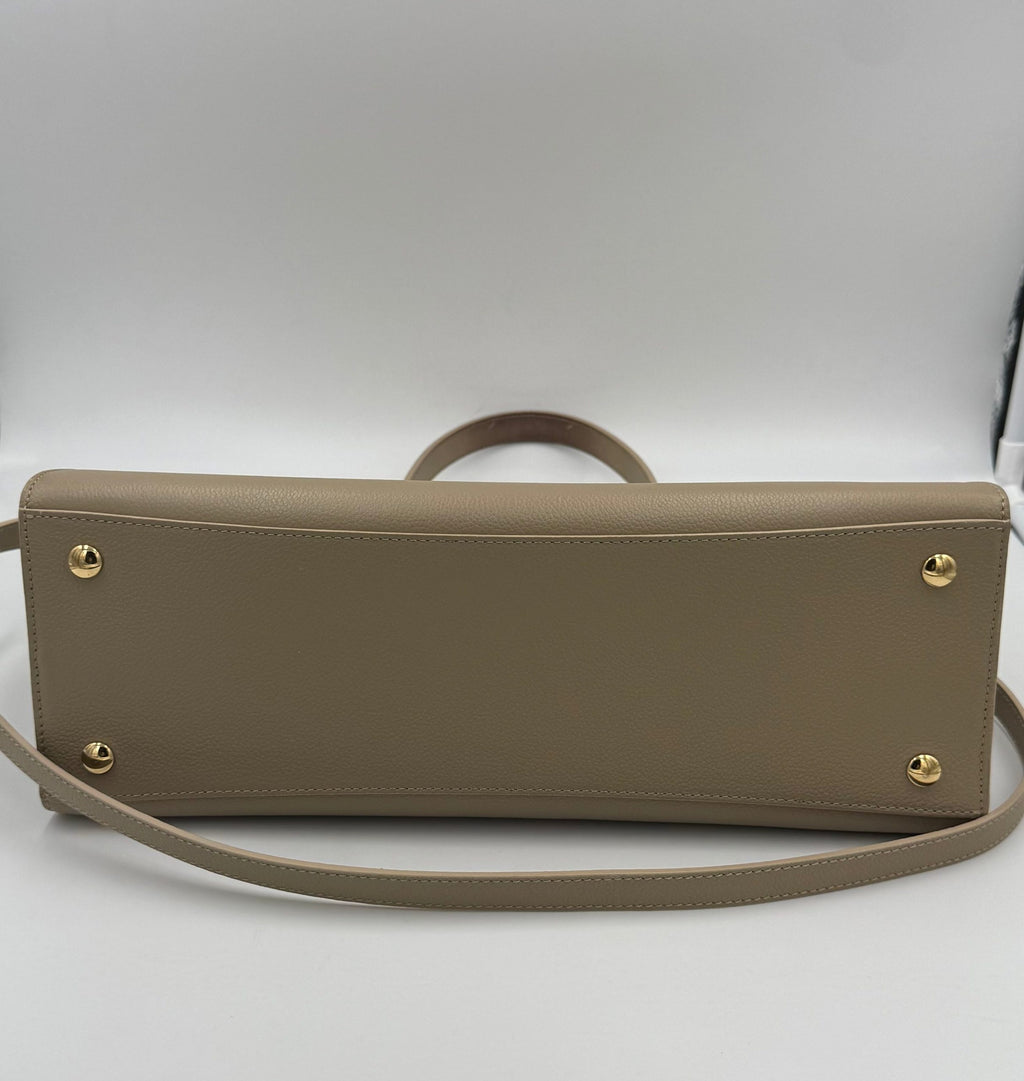 Sac tote Burberry BURBERRY TITLE BAG en cuir avec logo emblématique, beige et noir, illustration de style élégant et sophistiqué.