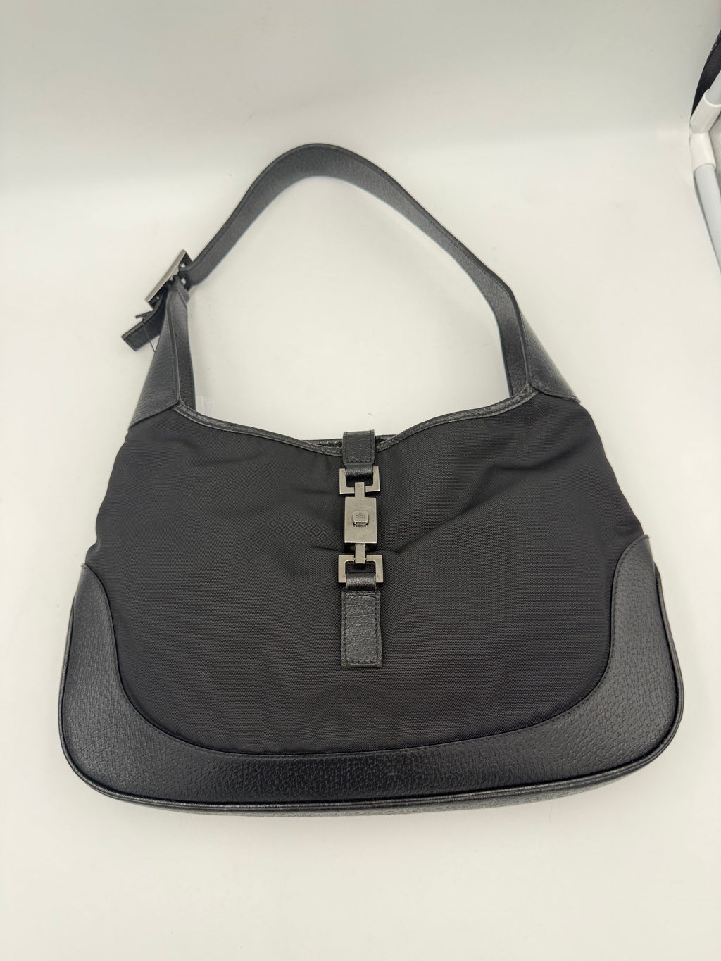 Sac à main Gucci Jackie en cuir et toile, élégant et sophistiqué, avec détails de finition raffinés.