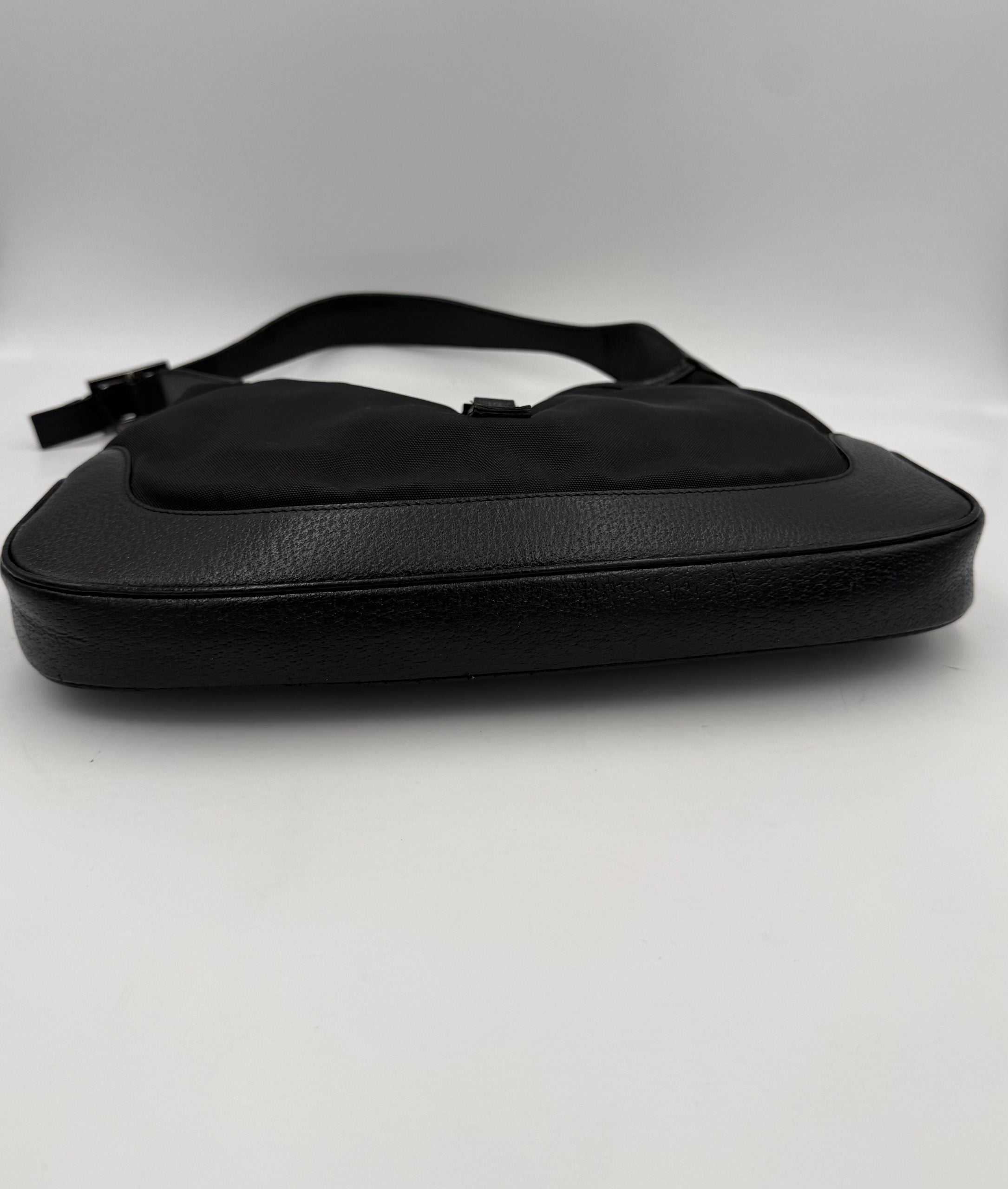 Sac à main Gucci Jackie en cuir et toile, élégant avec détails sophistiqués, pour un style chic et intemporel.