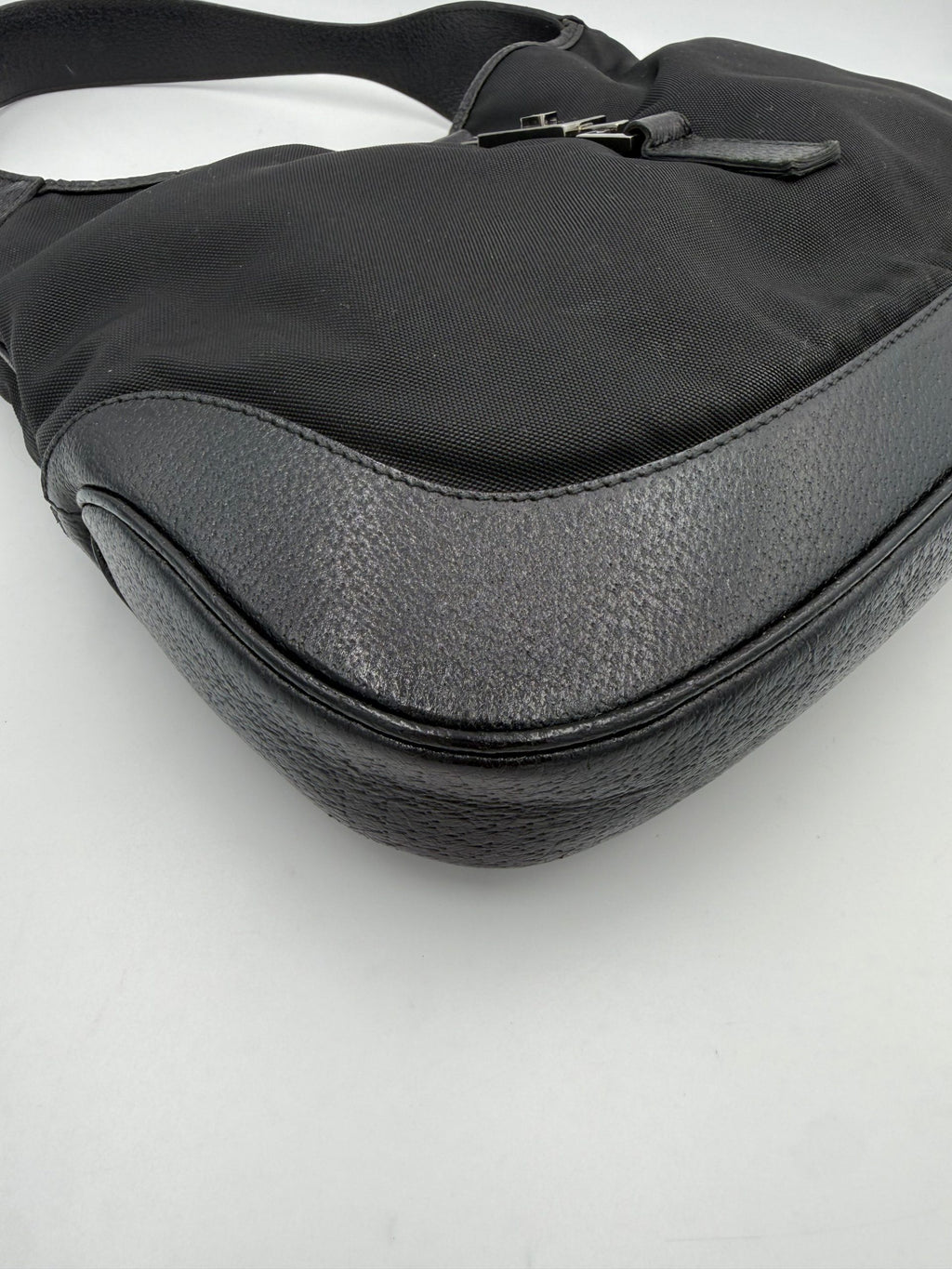 Sac à main Gucci Jackie en cuir et toile, avec bandoulière et détails élégants, vue de face.