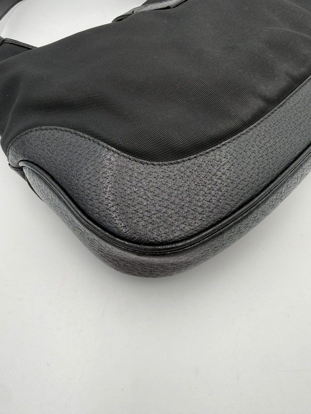 Sac à main Gucci Jackie en cuir et toile, élégant et sophistiqué, avec détails emblématiques de la marque.