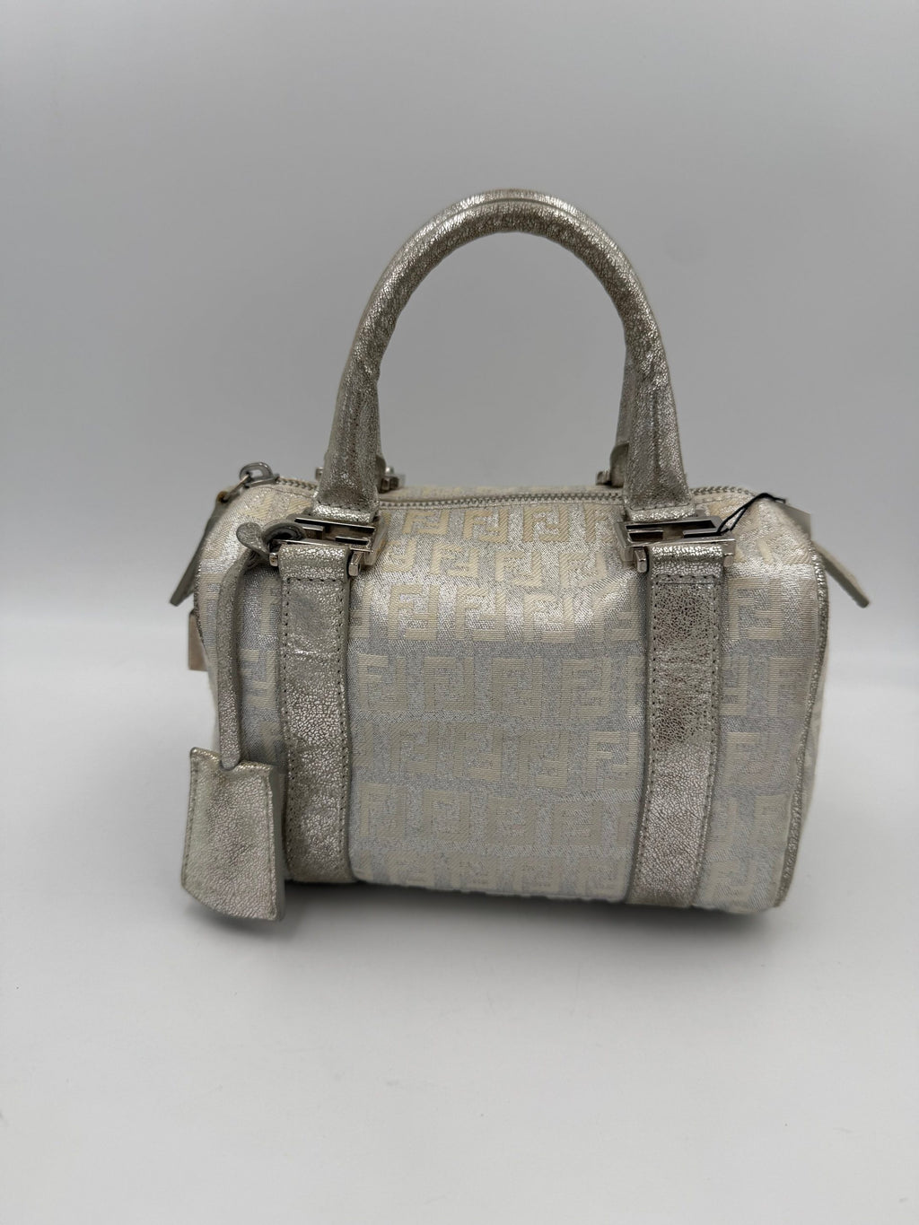 Sac à main Fendi Mini Bauletto FF Zucchino en cuir laminé, design compact avec logo emblématique et poignée élégante.