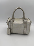 Sac à main Fendi Mini Bauletto FF Zucchino en cuir laminé, design compact avec logo emblématique et poignée élégante.