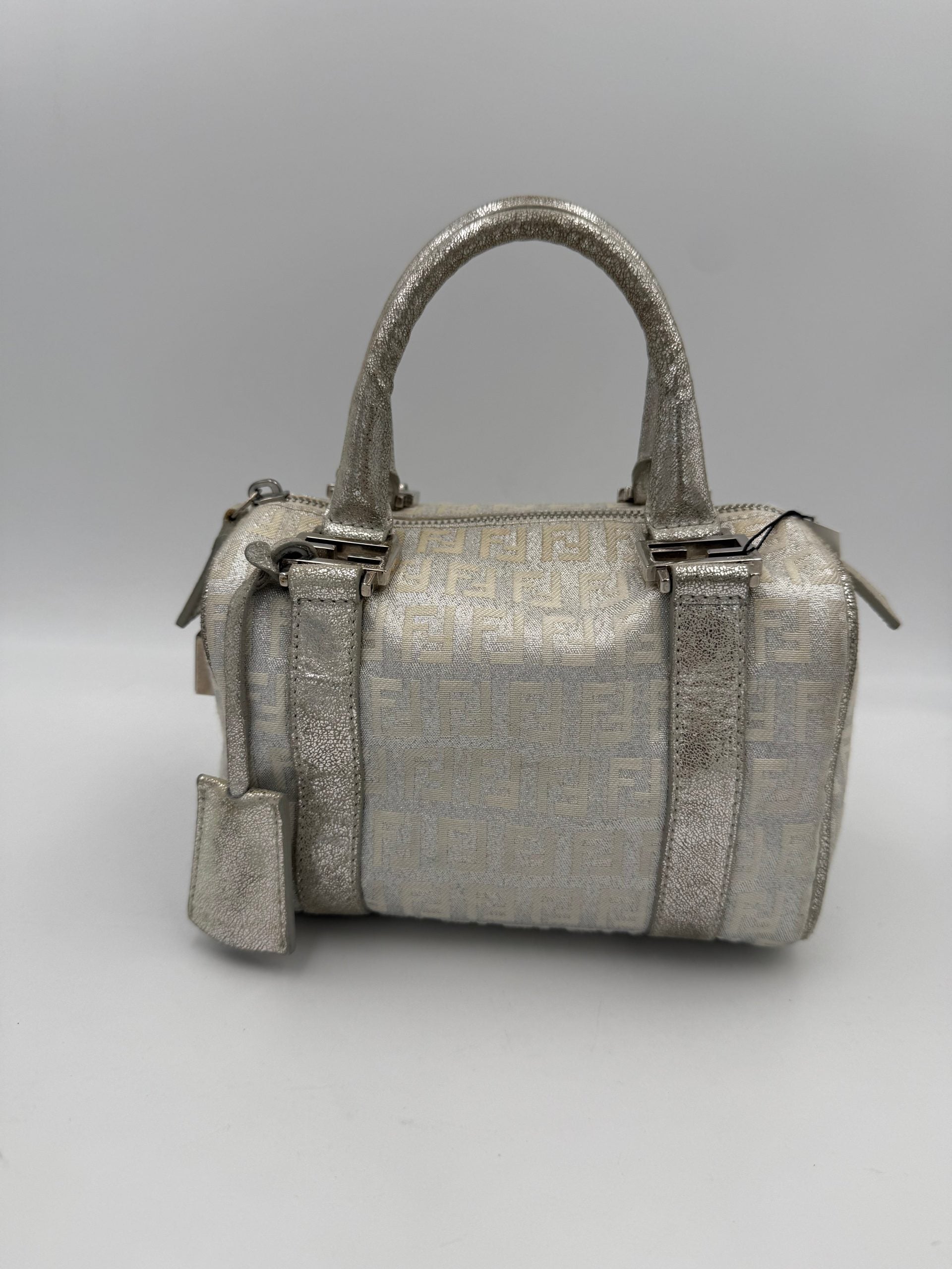 Sac à main Fendi Mini Bauletto FF Zucchino en cuir laminé, design compact avec logo emblématique et poignée élégante.